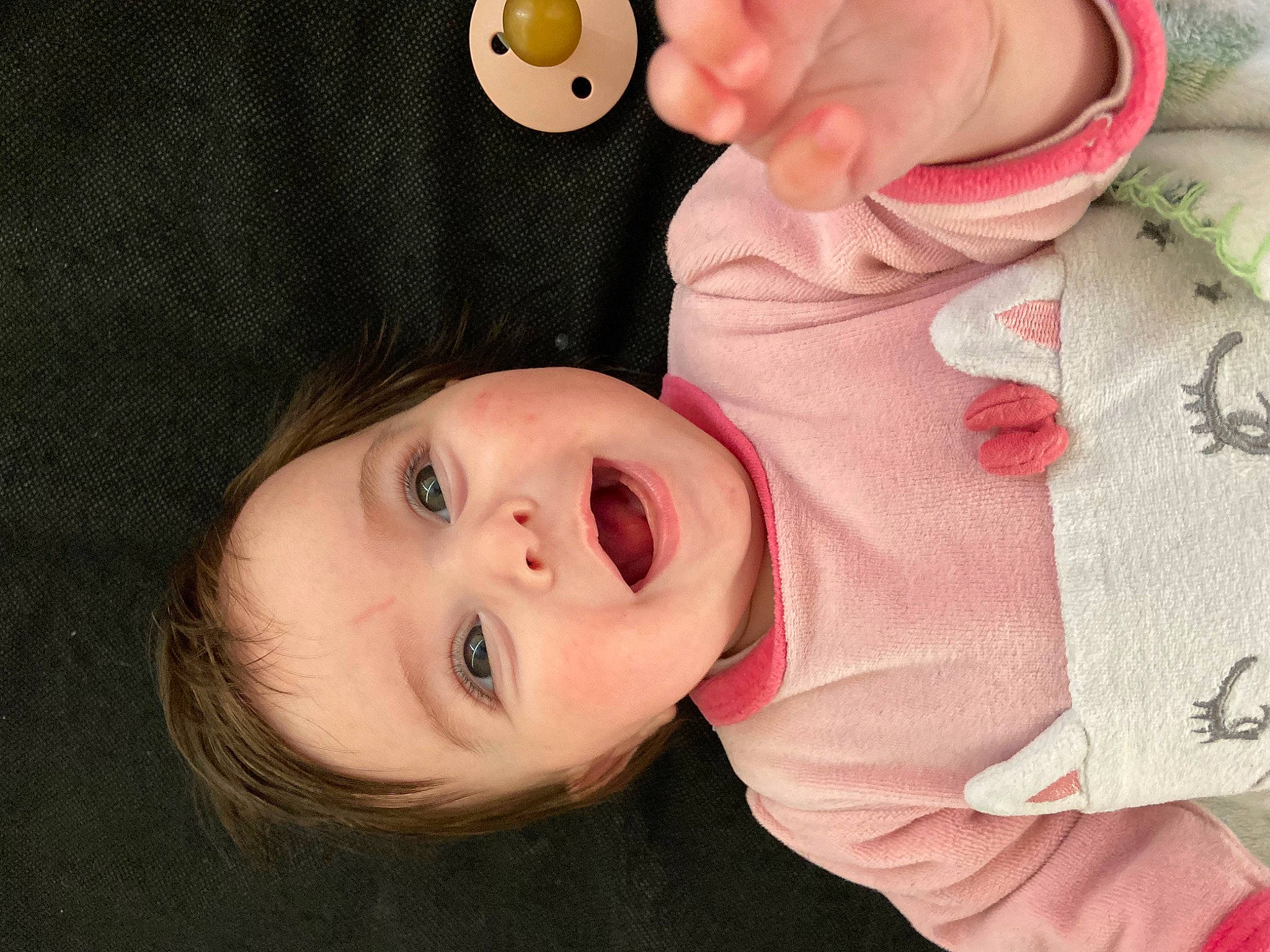 Kataleya a rejoint le concours — aidez-le/la à gagner de superbes lots ! baby, baby_products, baby_toddler_clothing, cheek, child, comfort, eyelash, flash_photography, happy, head, linens, lip, mouth, nose, person, portrait_photography, skin, sleeve, smile, toddler