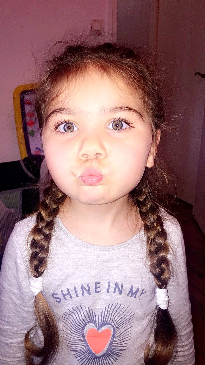 Ilyana participe au concours pour gagner de l'argent avec cette photo : black_hair, brown_hair, cheek, child, child_model, chin, ear, eyebrow, face, forehead, hair, hair_coloring, hairstyle, head, jaw, lip, long_hair, nose, person, pigtail