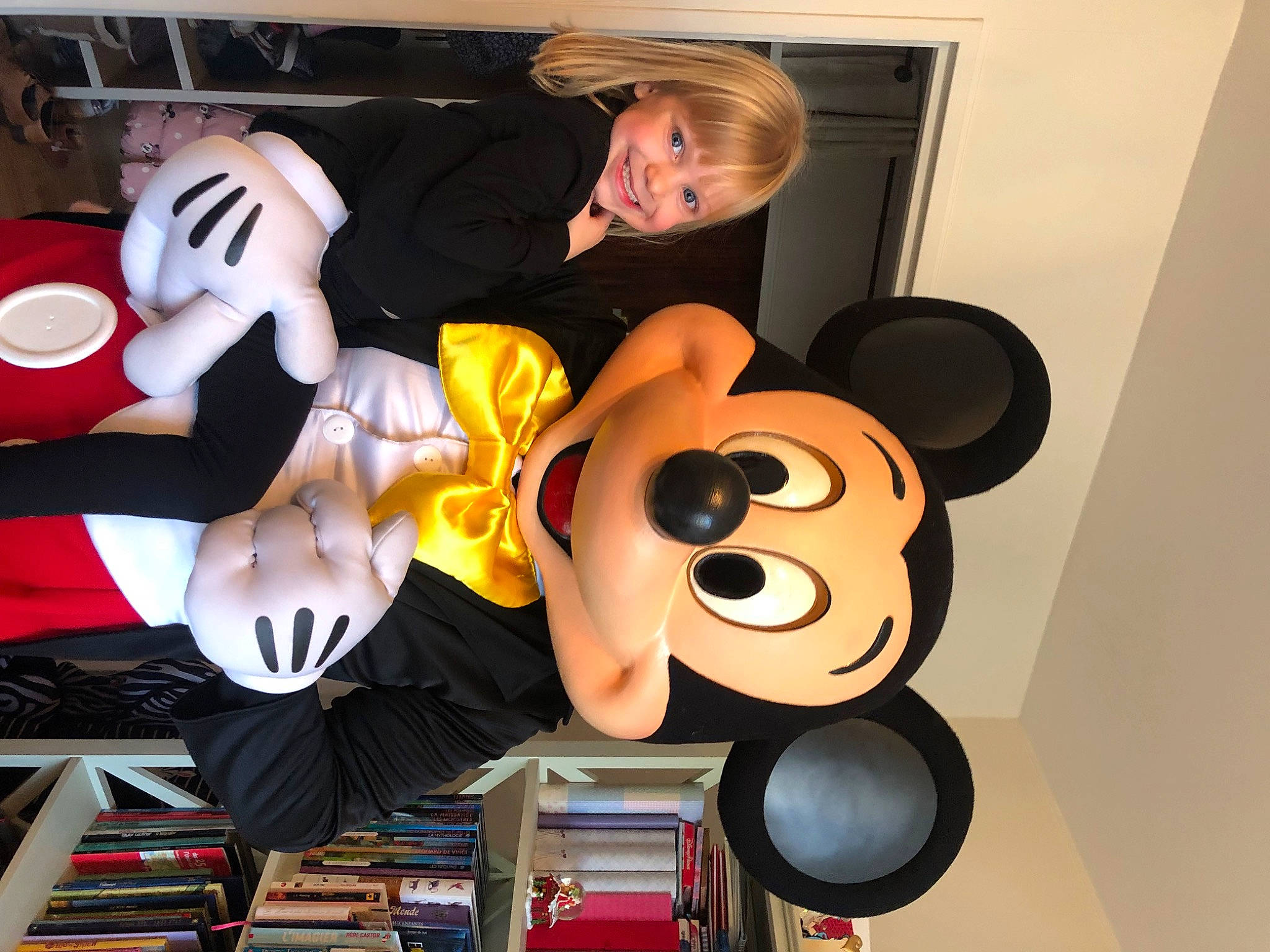 Maïna a rejoint le concours — aidez-le/la à gagner de superbes lots ! animated_cartoon, animation, art, bookcase, carmine, cartoon, eyewear, fiction, fun, graphics, happy, illustration, joy, mascot, person, publication, room, shelf, smile, stuffed_toy