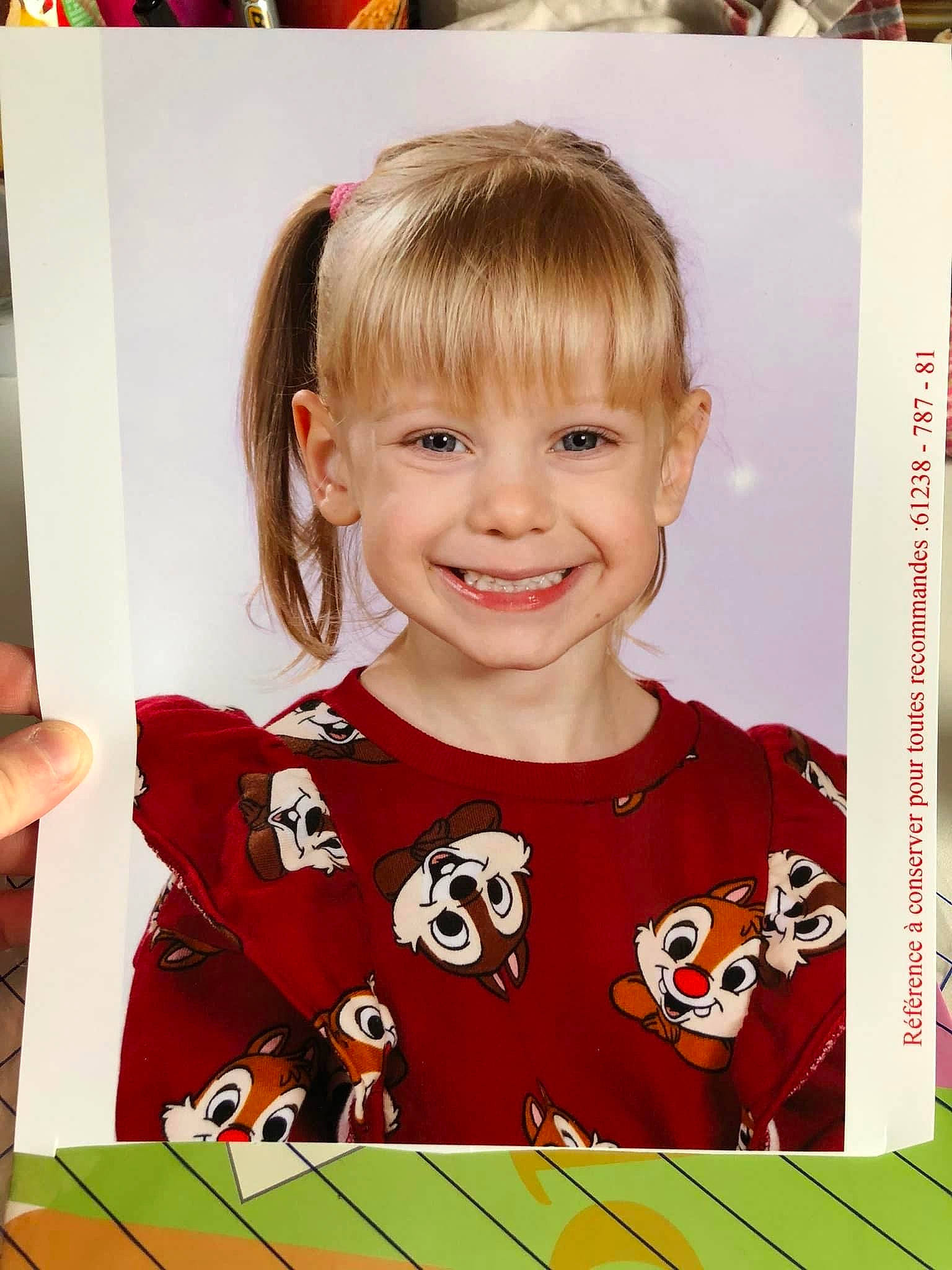 Maïna participe au concours pour gagner de l'argent avec cette photo : baby_toddler_clothing, bangs, cheek, child, child_model, eyelash, font, fun, happy, joy, pattern, person, photograph, photography, play, red, sleeve, smile, snapshot, t_shirt