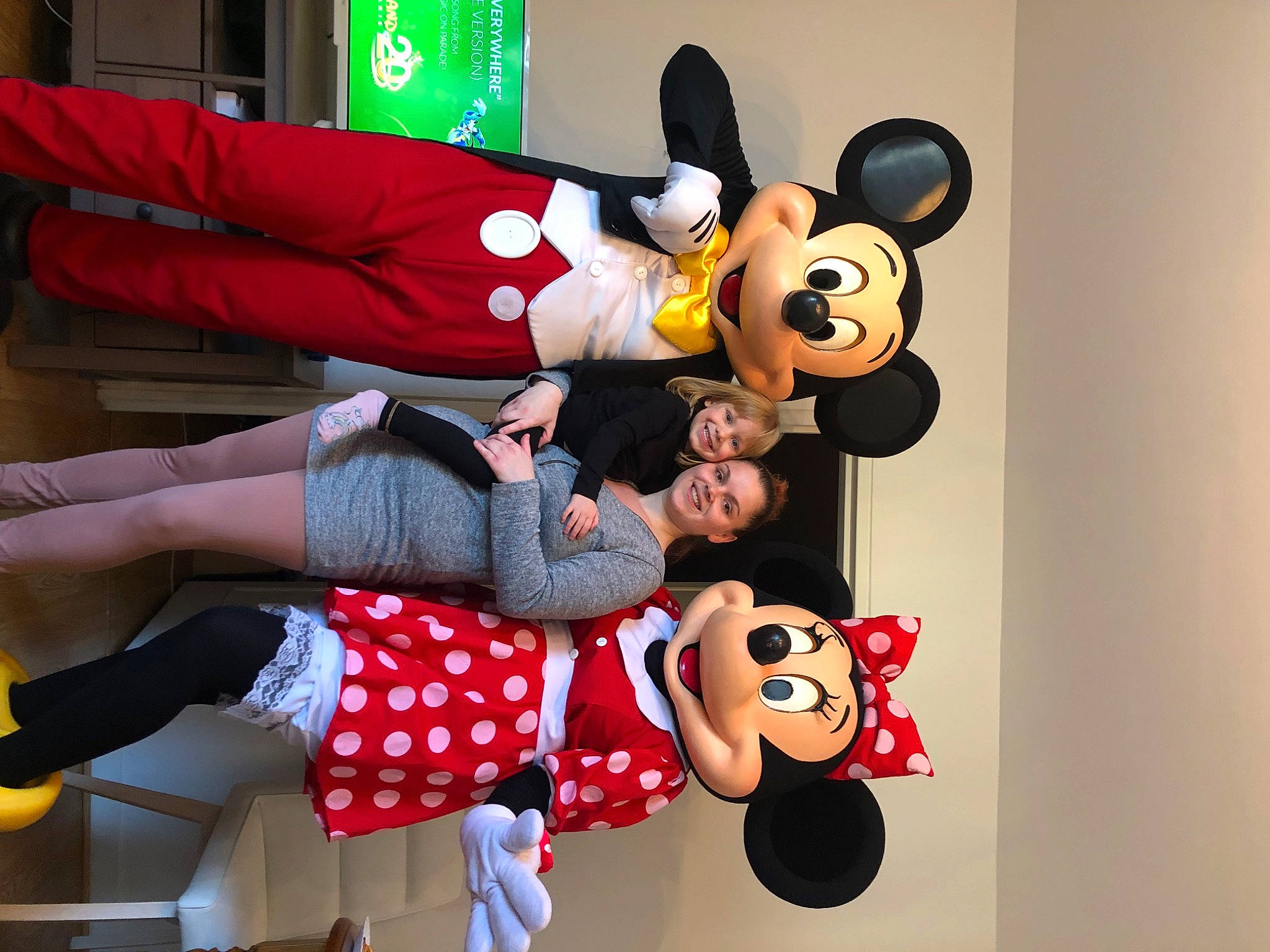 Maïna a rejoint le concours — aidez-le/la à gagner de superbes lots ! animated_cartoon, animation, art, carmine, costume, event, fiction, fictional_character, fun, happy, hat, human_leg, joy, knee, lap, mascot, person, plush, smile, stuffed_toy