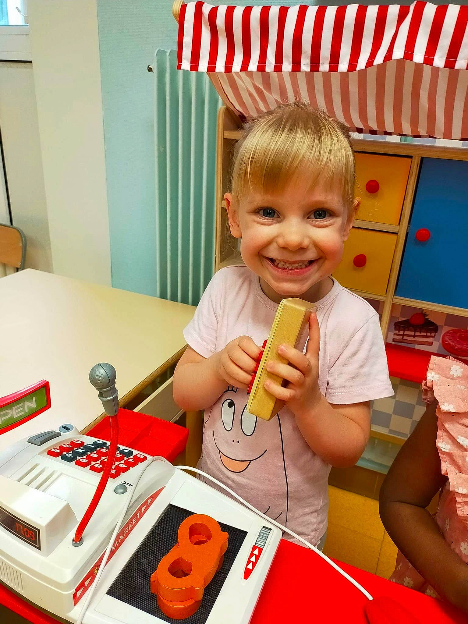 Maïna a rejoint le concours — aidez-le/la à gagner de superbes lots ! baby, box, carmine, chair, child, comfort_food, fun, happy, joy, junk_food, orange, person, play, room, smile, t_shirt, table, tableware, toddler, tool