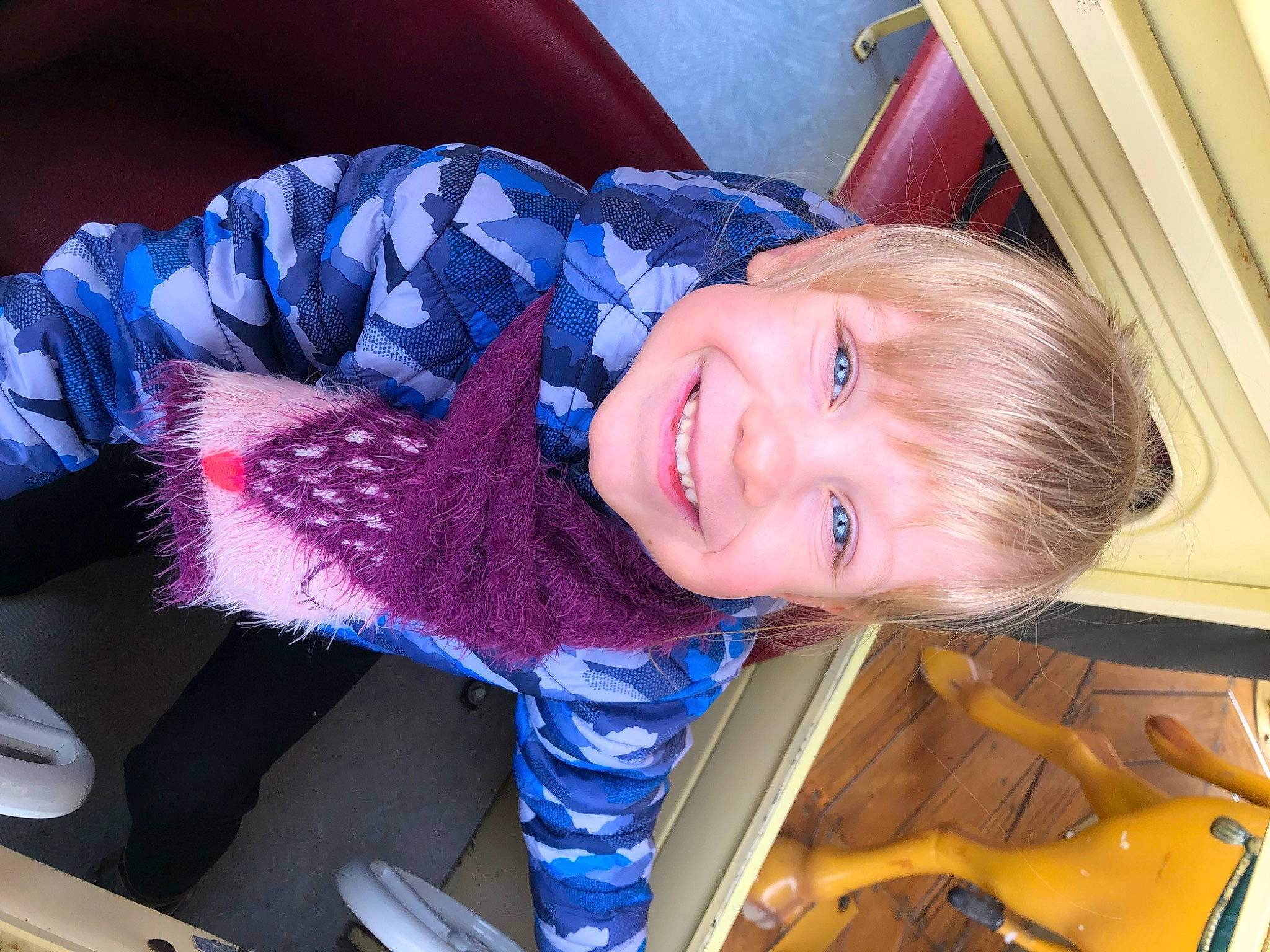 Maïna participe au concours pour gagner de l'argent avec cette photo : automotive_exterior, baby_toddler_clothing, bumper, child, electric_blue, fun, happy, joy, laugh, leisure, luxury_vehicle, magenta, mammal, pattern, person, product, sitting, smile, toddler, vacation