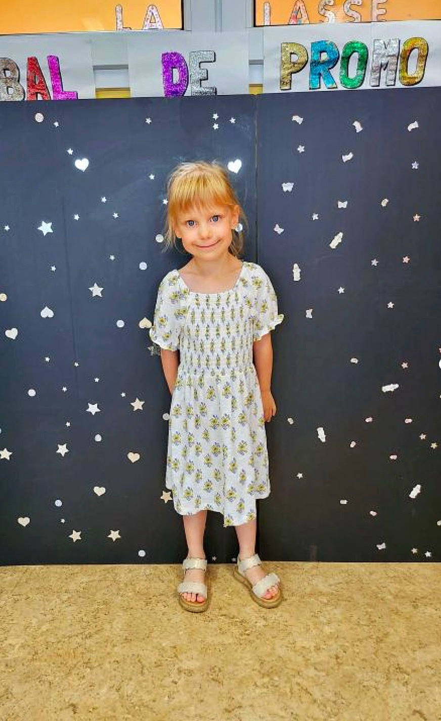 Maïna a rejoint le concours — aidez-le/la à gagner de superbes lots ! baby_toddler_clothing, blond, day_dress, dress, electric_blue, event, fashion_design, happy, joy, magenta, one_piece_garment, pattern, person, pink, product, purple, sandal, sleeve, smile, standing