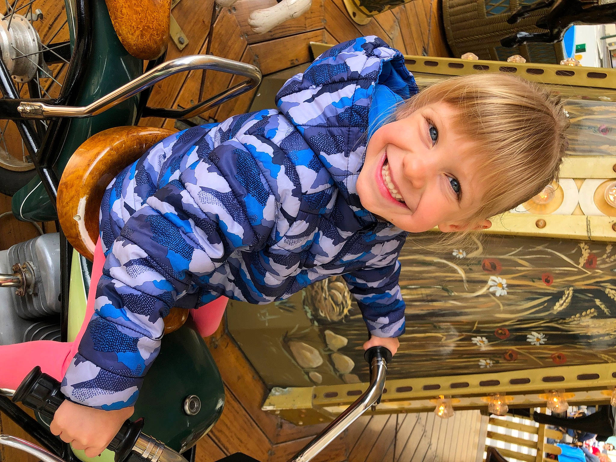 Maïna participe au concours pour gagner de l'argent avec cette photo : baby_toddler_clothing, child, electric_blue, fun, happy, joy, leisure, person, sandal, sitting, smile, toddler, wood