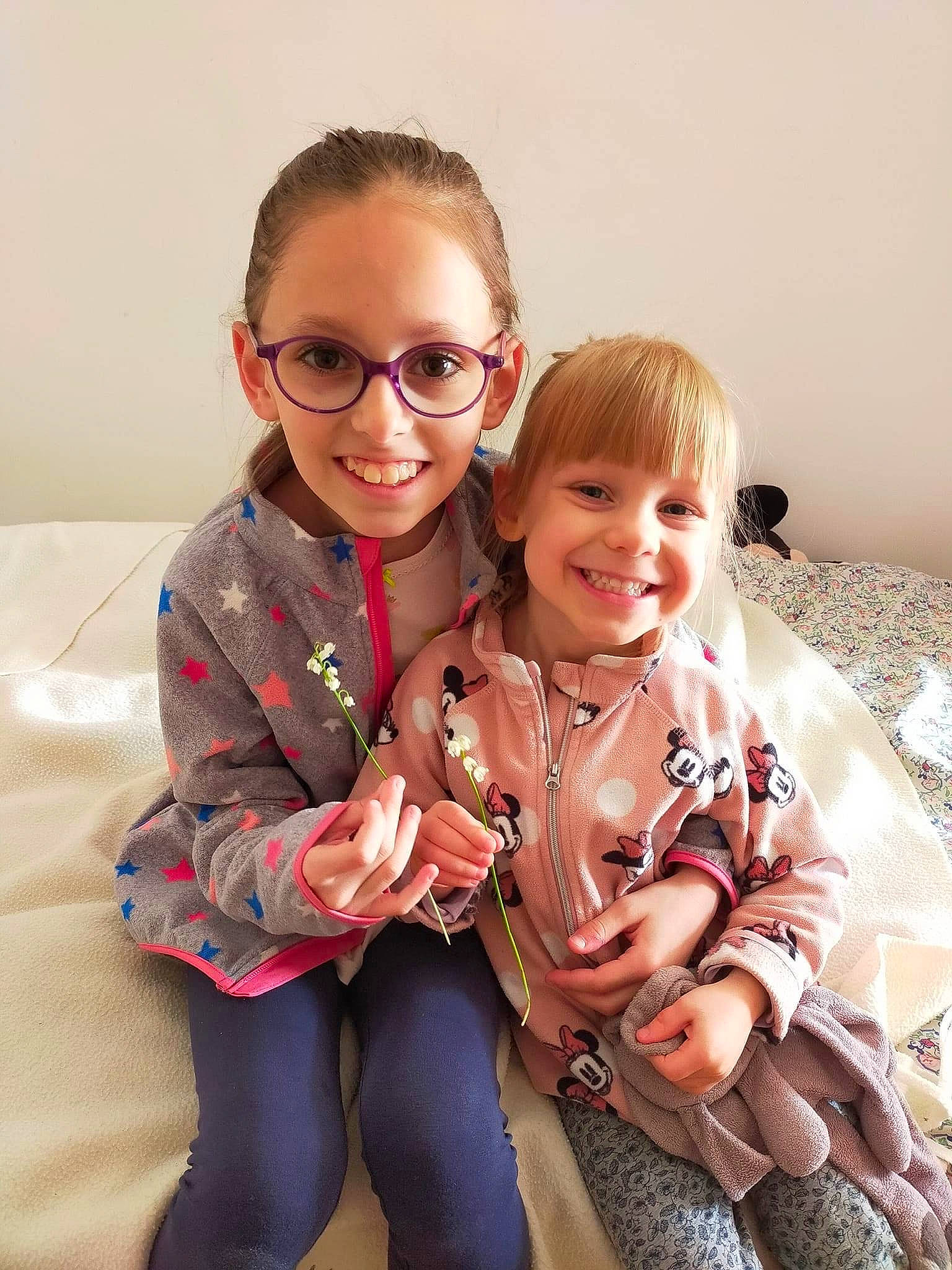 Noémie a rejoint le concours — aidez-le/la à gagner de superbes lots ! arm, baby_toddler_clothing, blond, child, comfort, event, eye, eyewear, formal_wear, fun, gesture, happy, head, iris, joy, person, sitting, skin, sleeve, smile