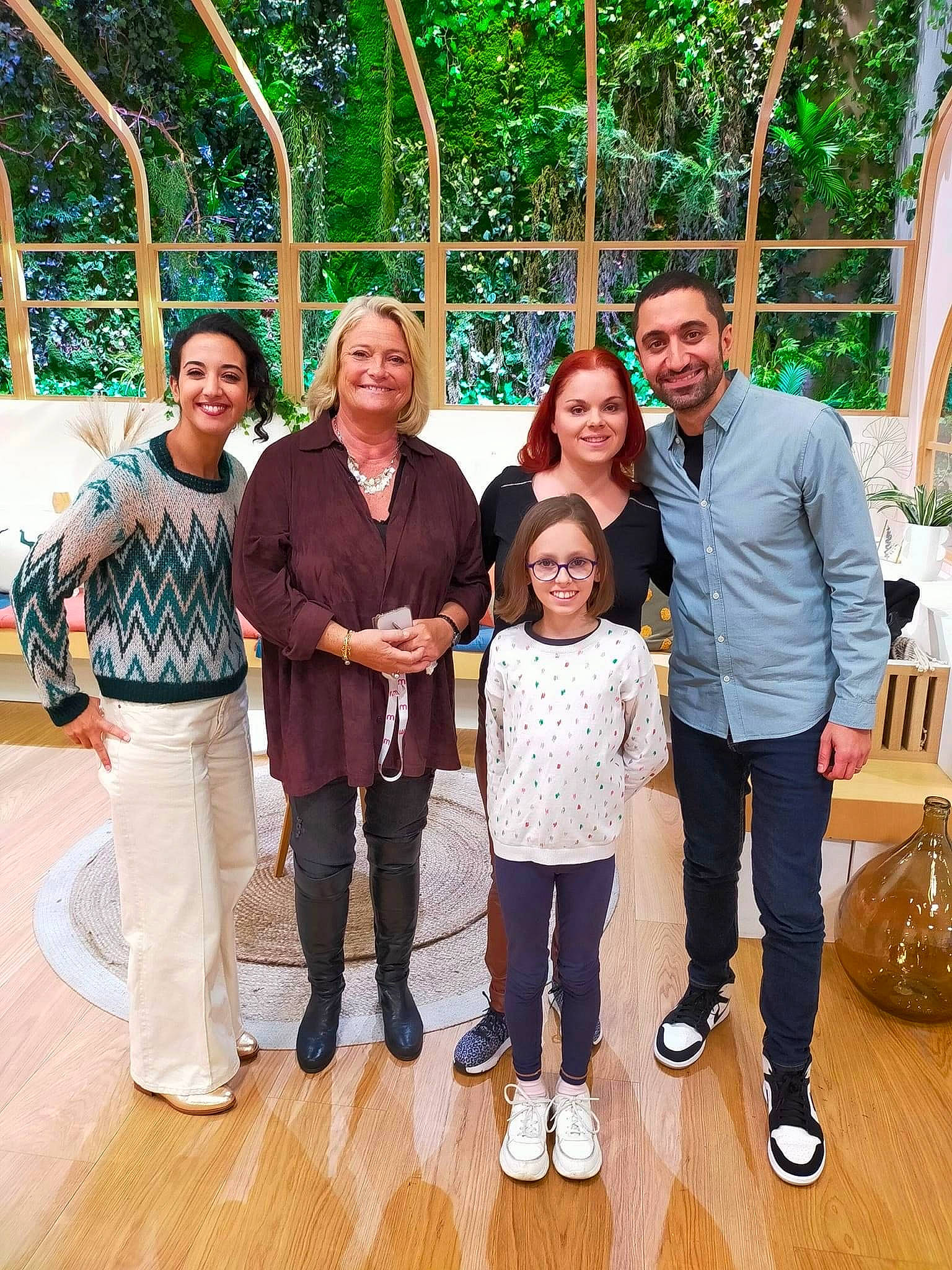 Noémie a rejoint le concours — aidez-le/la à gagner de superbes lots ! bag, community, event, facial_expression, flooring, friendship, fun, handbag, happy, joy, leisure, luggage_and_bags, person, plant, recreation, smile, social_group, t_shirt, team, tree