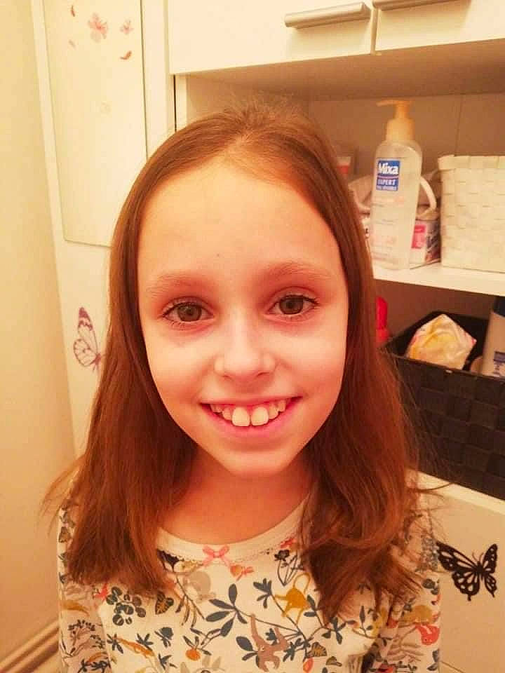 Noémie a rejoint le concours — aidez-le/la à gagner de superbes lots ! bangs, blond, brown_hair, cheek, chin, ear, eyebrow, eyelash, hair, happy, iris, jaw, joy, lip, long_hair, nose, person, skin, sleeve, smile