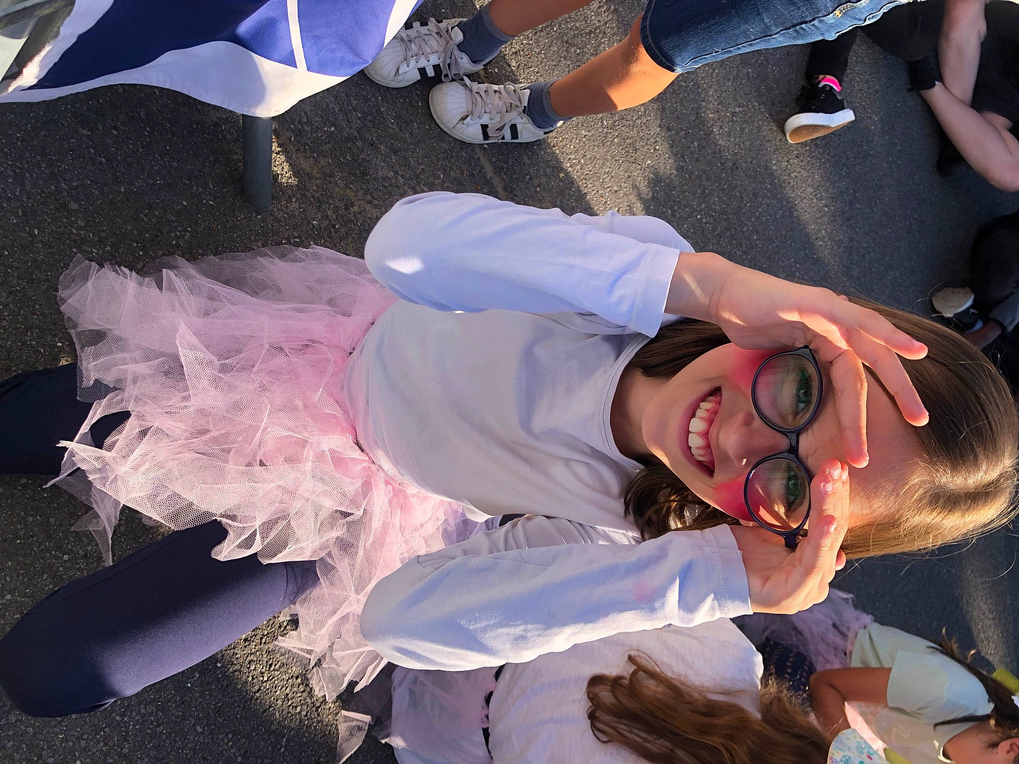 Noémie a rejoint le concours — aidez-le/la à gagner de superbes lots ! costume, entertainment, event, eyewear, flesh, fun, gesture, hair_coloring, happy, hat, human_leg, joy, knee, person, public_event, smile, thigh, tree