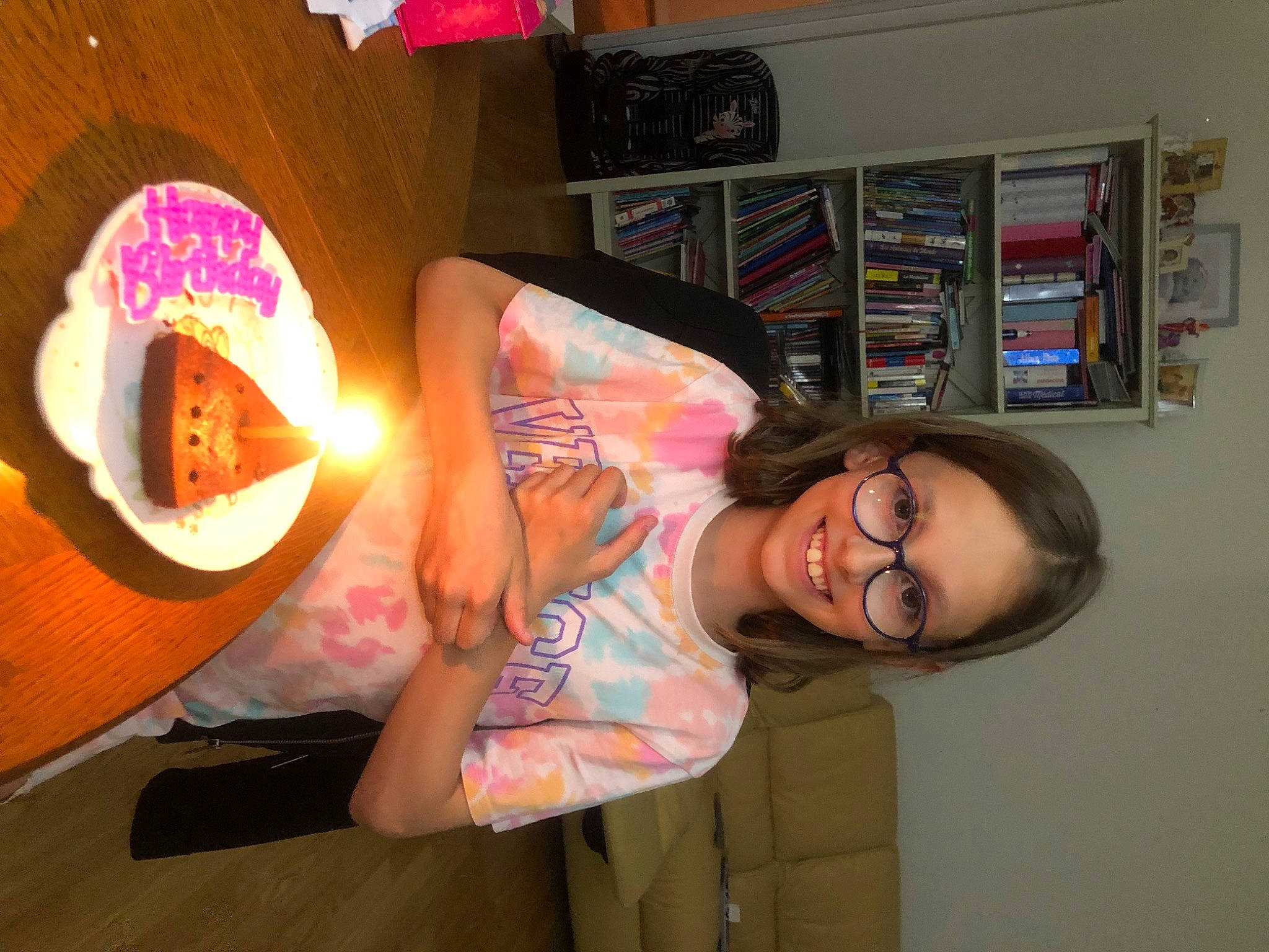 Noémie participe au concours pour gagner de l'argent avec cette photo : art, bookcase, child, eyewear, finger, flesh, fun, glasses, happy, house, joy, magenta, mouth, organ, person, pink, room, shelf, shelving, smile