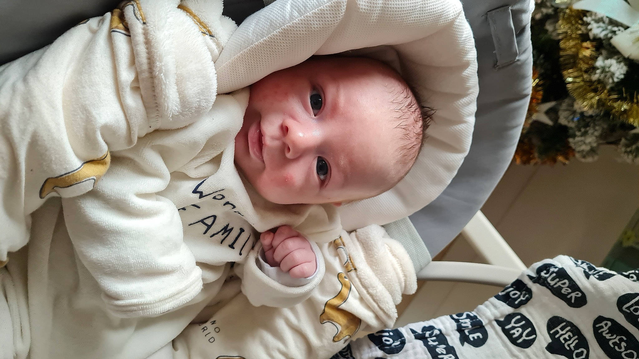 Leo participe au concours pour gagner de l'argent avec cette photo : baby, baby_toddler_clothing, cheek, child, chin, comfort, eye, eyebrow, eyelash, happy, hat, head, iris, lip, outerwear, person, skin, sleeve, smile, toddler