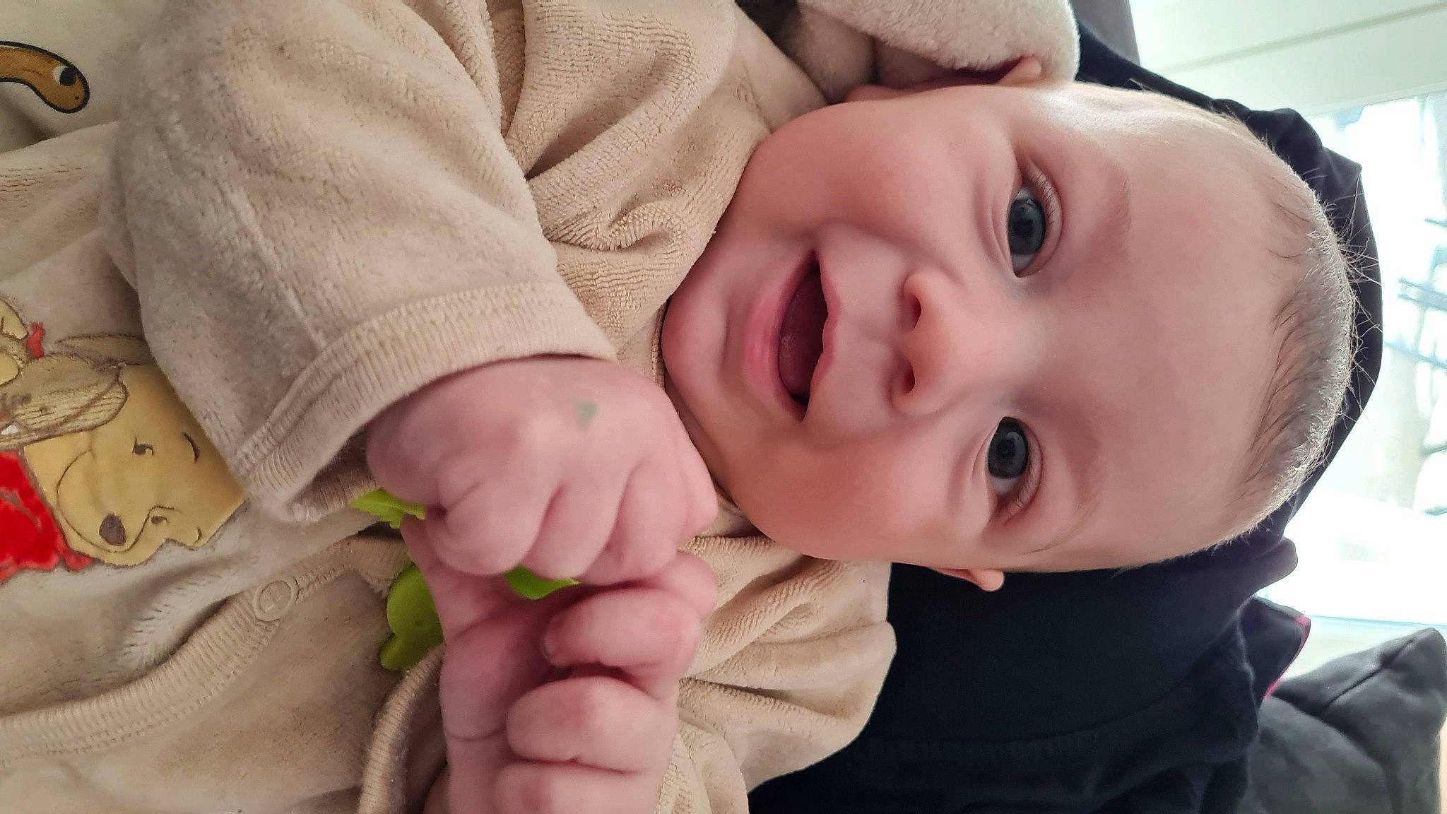 Leo a rejoint le concours — aidez-le/la à gagner de superbes lots ! baby, baby_toddler_clothing, cheek, chin, comfort, eyelash, finger, flash_photography, gesture, happy, lip, mouth, nose, outerwear, person, skin, sleeve, smile, thumb, toddler