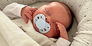 Ezio a rejoint le concours — aidez-le/la à gagner de superbes lots ! baby, newborn, pacifier, sleeping, blanket, baby_nest, soft, infant, cozy, white_clothing, peaceful, cute, hands, face, bed, rest, child, indoors, comfort, toddler