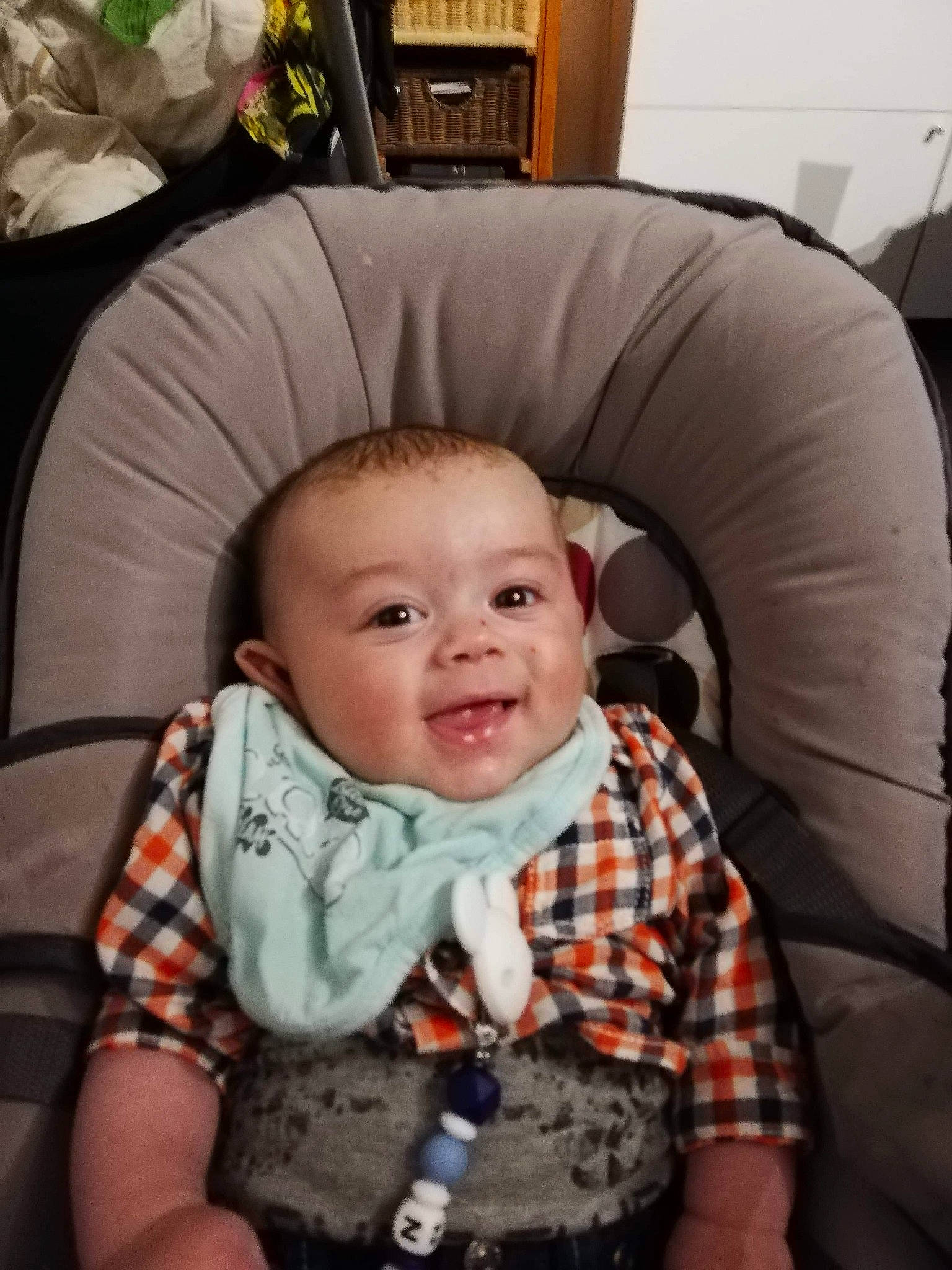 Noan participe au concours pour gagner de l'argent avec cette photo : baby, baby_in_car_seat, baby_products, car_seat, cheek, child, eye, face, head, iris, person, play, product, sitting, smile, toddler