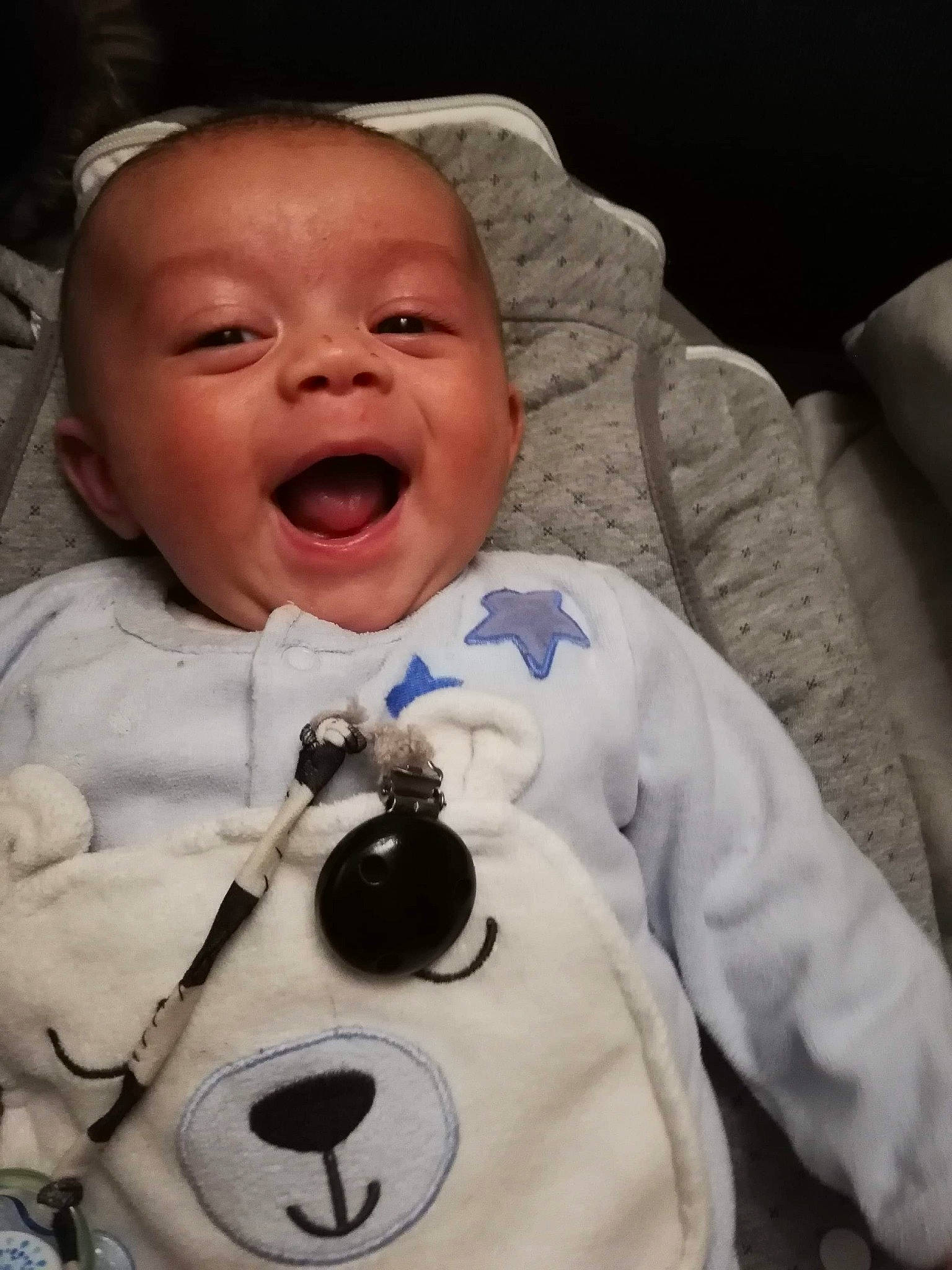 Noan participe au concours pour gagner de l'argent avec cette photo : baby, baby_laughing, cheek, child, cool, facial_expression, head, laugh, nose, person, smile, toddler