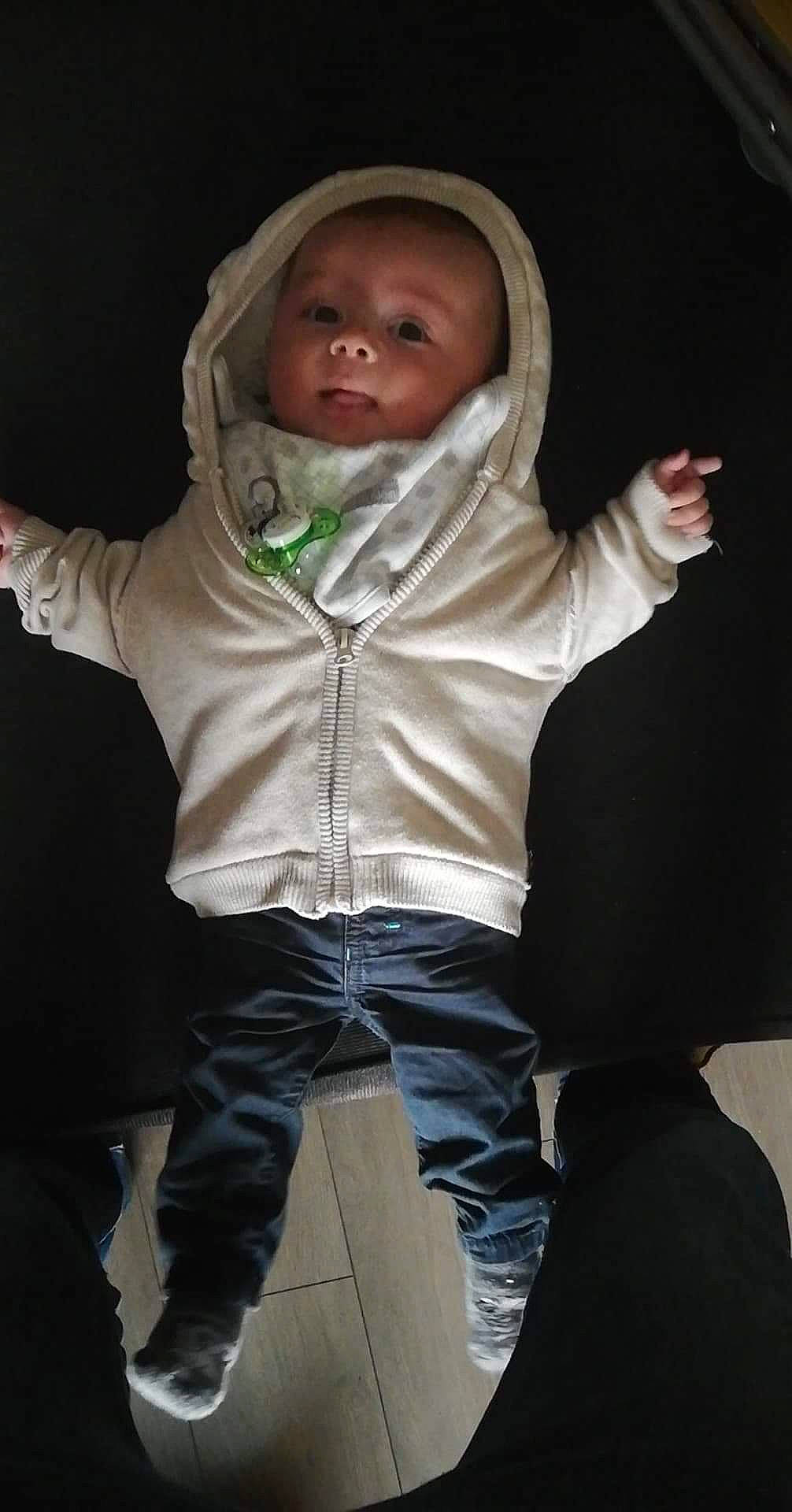 Noan a rejoint le concours — aidez-le/la à gagner de superbes lots ! cheek, child, child_model, cool, fun, hood, hoodie, jacket, jeans, outerwear, person, t_shirt, toddler