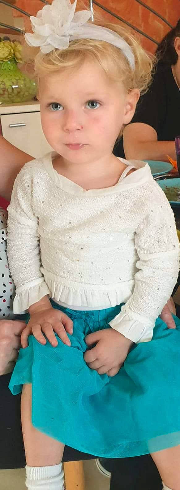 Evy participe au concours pour gagner de l'argent avec cette photo : abdomen, arm, baby, cheek, child, elbow, finger, gesture, hand, neck, outerwear, person, sitting, skin, sleeve, smile, sweater, thumb, toddler, top