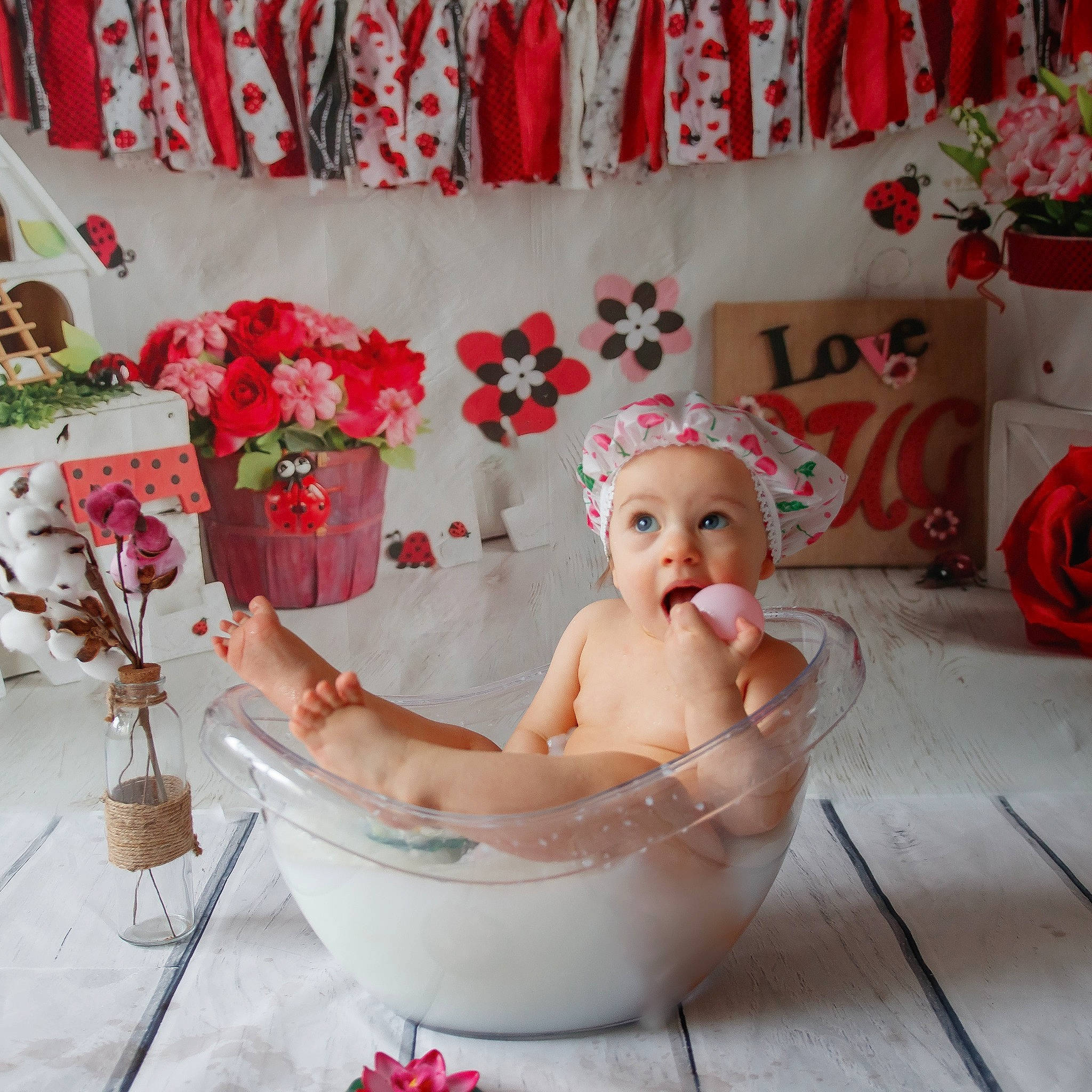 Shelby a rejoint le concours — aidez-le/la à gagner de superbes lots ! baby, baby_bathing, baby_products, bathing, bathtub, curtain, face, flowerpot, happy, head, headwear, houseplant, person, petal, pink, plant, product, red, room, rose