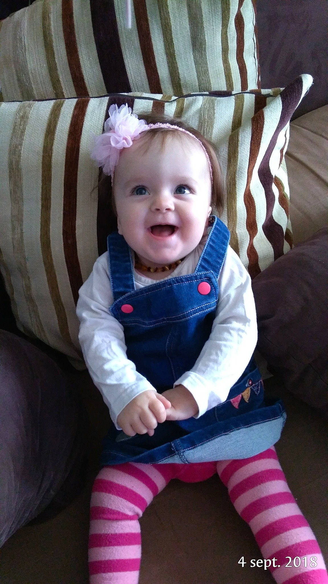 Lucie a rejoint le concours — aidez-le/la à gagner de superbes lots ! baby_products, child, cool, day, eye, fun, girl, happiness, headgear, infant, organ, person, pink, product, sitting, skin, smile, textile, toddler