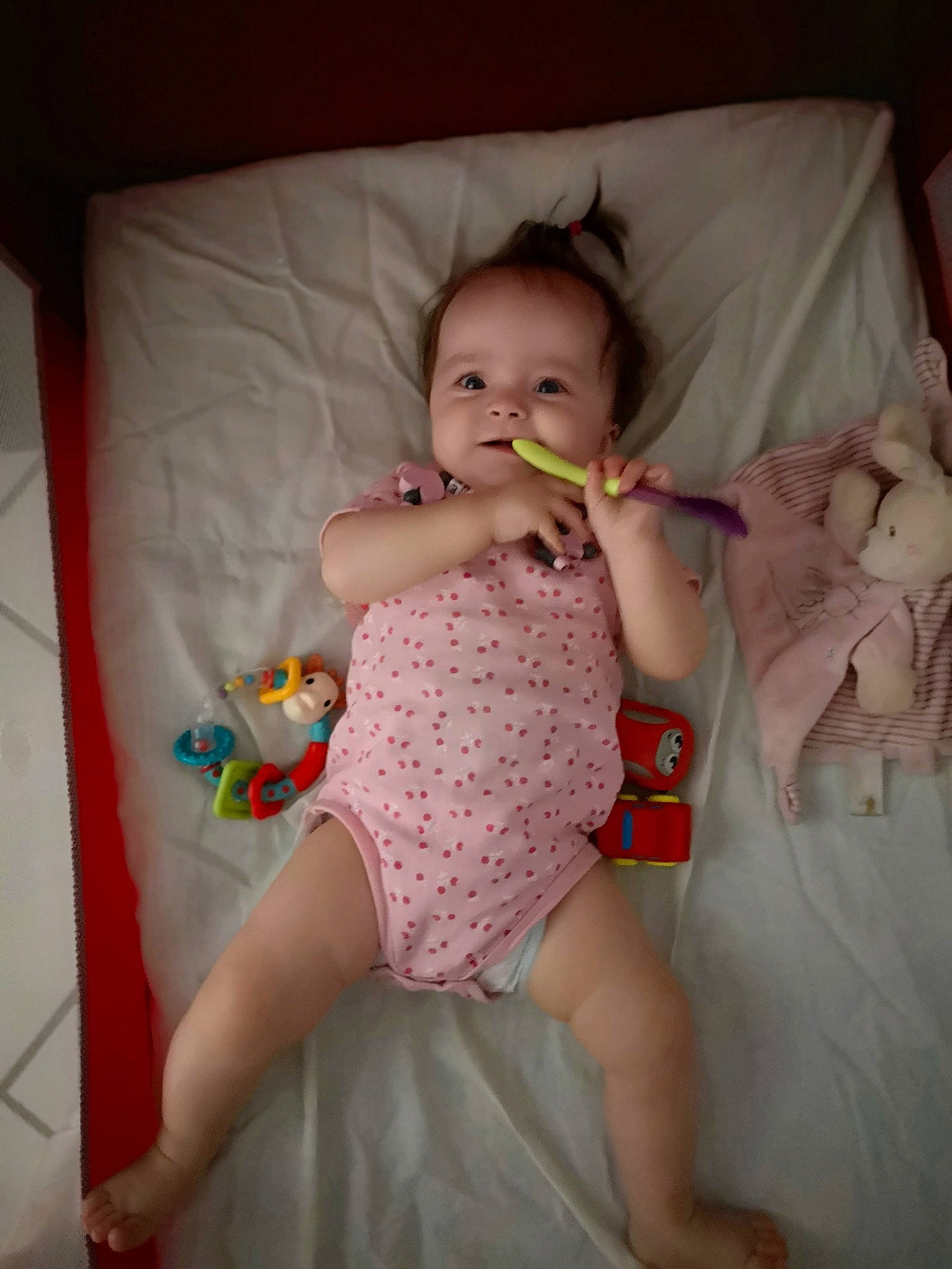 Lucie a rejoint le concours — aidez-le/la à gagner de superbes lots ! arm, cheek, child, day, eye, finger, girl, hand, infant, iris, joint, leg, mouth, person, pink, product, skin, textile, thigh, toddler