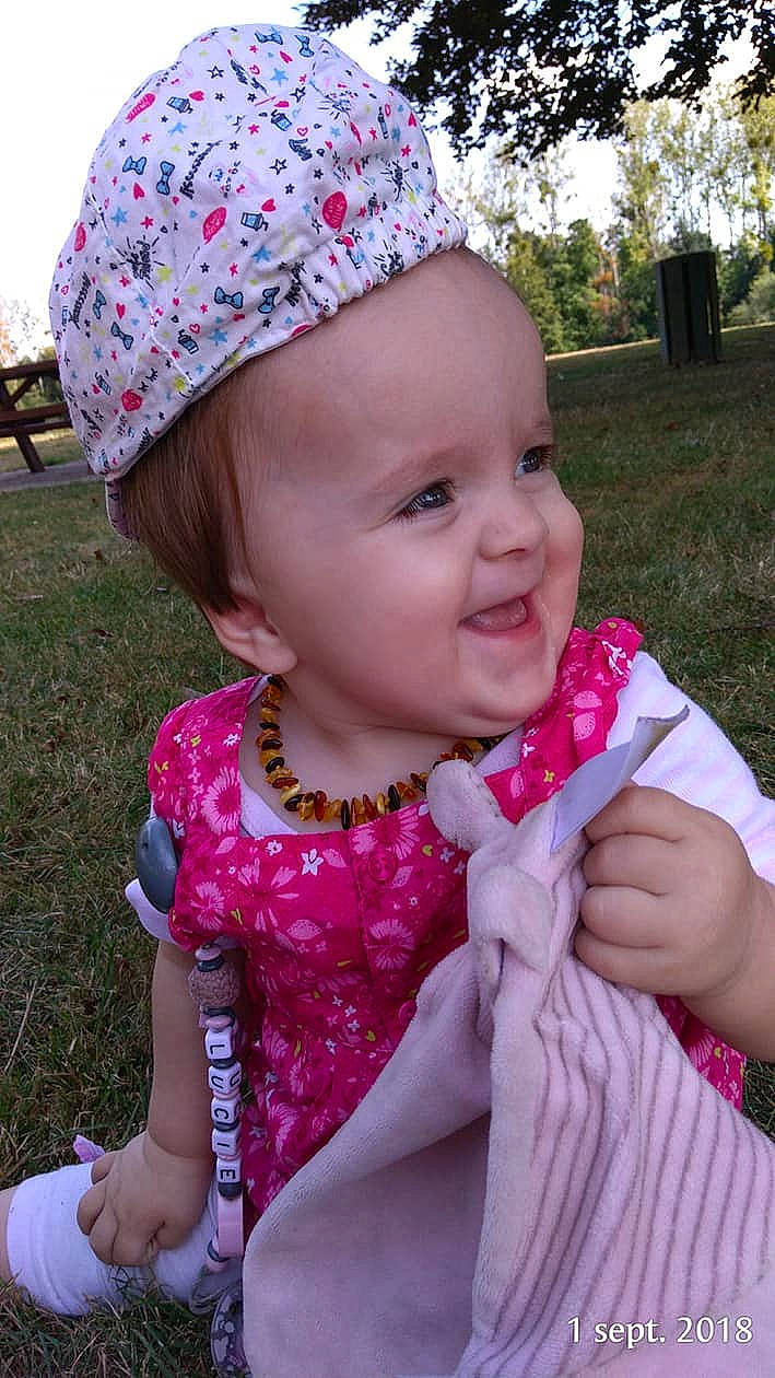 Lucie participe au concours pour gagner de l'argent avec cette photo : bonnet, cap, child, fashion_accessory, fun, girl, hair_accessory, happiness, hat, headgear, human_hair_color, infant, magenta, person, pink, product, skin, smile, sun_hat, textile