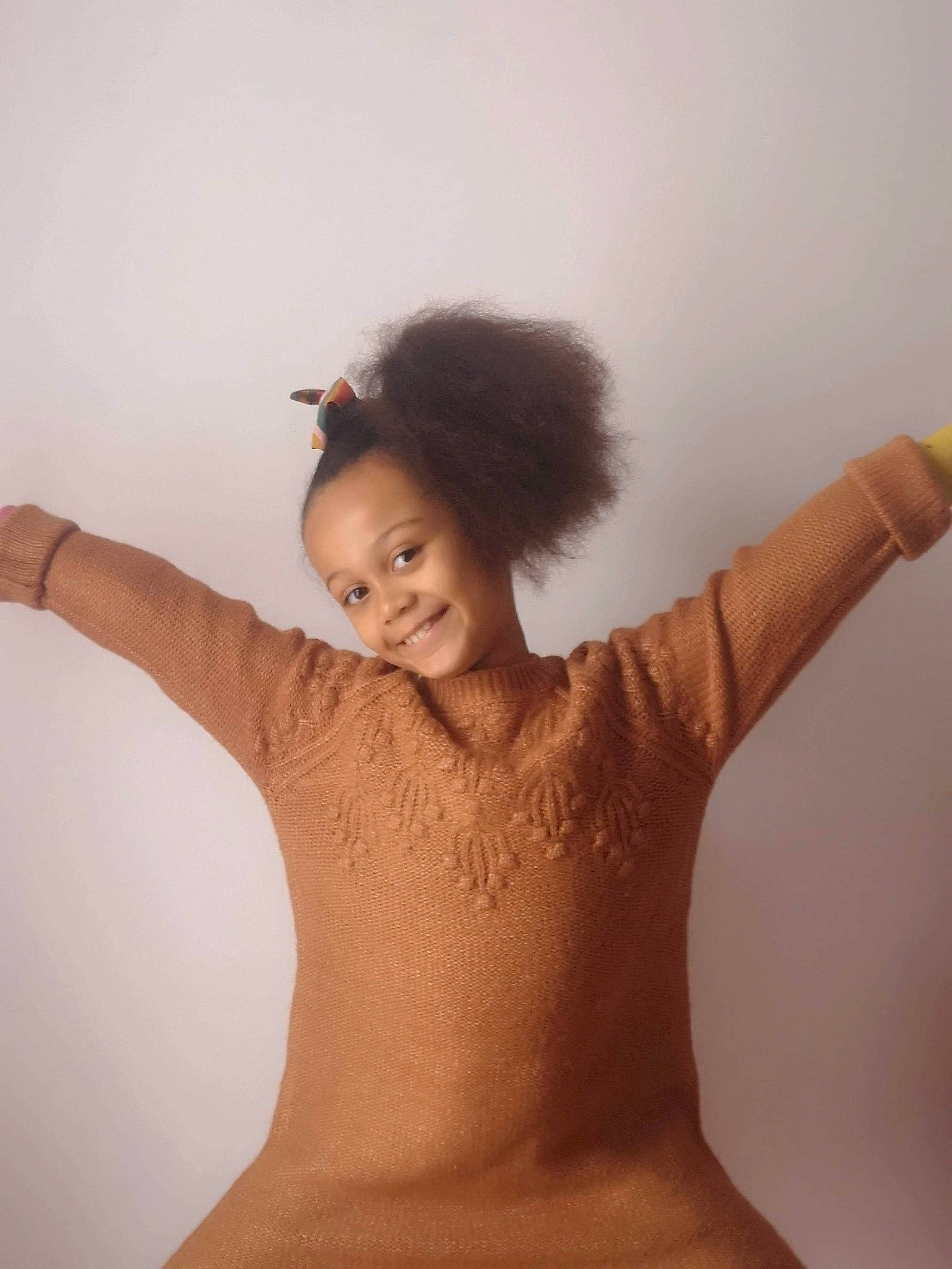 Talya a rejoint le concours — aidez-le/la à gagner de superbes lots ! arm, chest, elbow, eyelash, flash_photography, gesture, hair, hairstyle, hand, happy, head, human_body, jaw, joint, joy, lip, neck, person, shoulder, smile