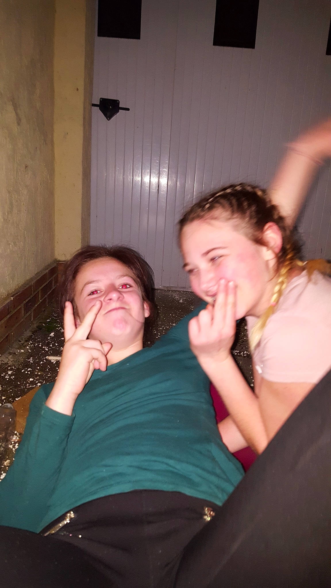 Gwenaelle participe au concours pour gagner de l'argent avec cette photo : clothing, emotion, event, facial_expression, friendship, fun, girl, hair, human_body, human_hair_color, interaction, joy, laughter, leg, mouth, organ, people, person, sitting, smile