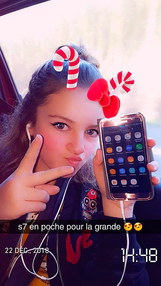 Gwenaelle a rejoint le concours — aidez-le/la à gagner de superbes lots ! advertising, girl, lip, person, photo_caption, photography, product, selfie