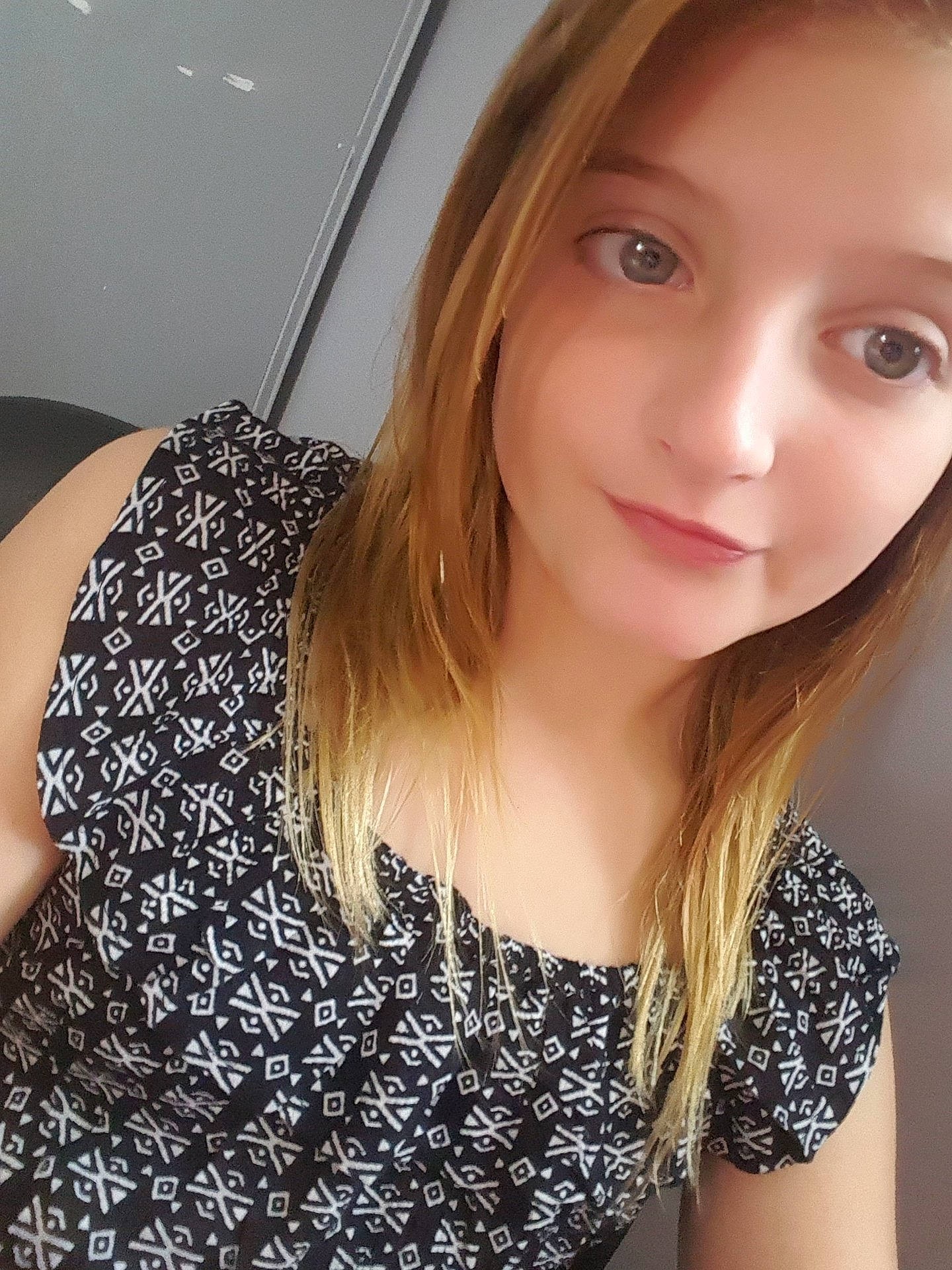 Eleanor participe au concours pour gagner de l'argent avec cette photo : beauty, blond, brown_hair, cheek, eye, girl, hair_coloring, human_hair_color, lip, long_hair, neck, person, selfie, shoulder