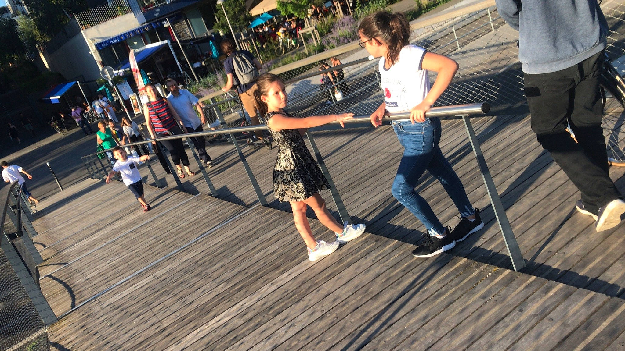 Alicia participe au concours pour gagner de l'argent avec cette photo : boardwalk, dance, fun, leisure, person, tourism, walkway