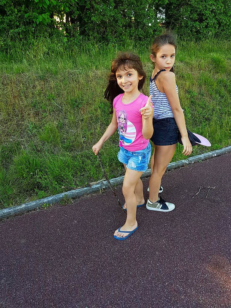 Lana participe au concours pour gagner de l'argent avec cette photo : asphalt, athlete, child, electric_blue, fun, grass, happy, joy, leg, leisure, people_in_nature, person, plant, recreation, road, running, shorts, smile, t_shirt, toddler