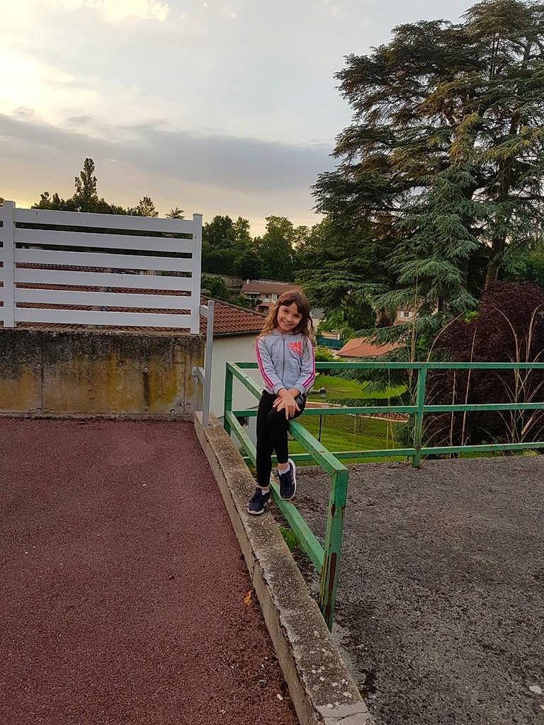 Lana participe au concours pour gagner de l'argent avec cette photo : asphalt, bridge, city, fence, grass, handrail, joy, landscape, leisure, pedestrian, person, plant, recreation, road, road_surface, sidewalk, sky, soil, toddler, tree