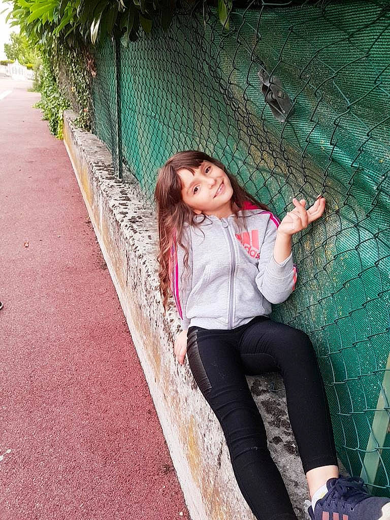 Lana a rejoint le concours — aidez-le/la à gagner de superbes lots ! beauty, black_hair, denim, eyewear, flash_photography, fun, grass, happy, head, joy, leg, leisure, lip, long_hair, people_in_nature, person, plant, sneakers, street_fashion, thigh