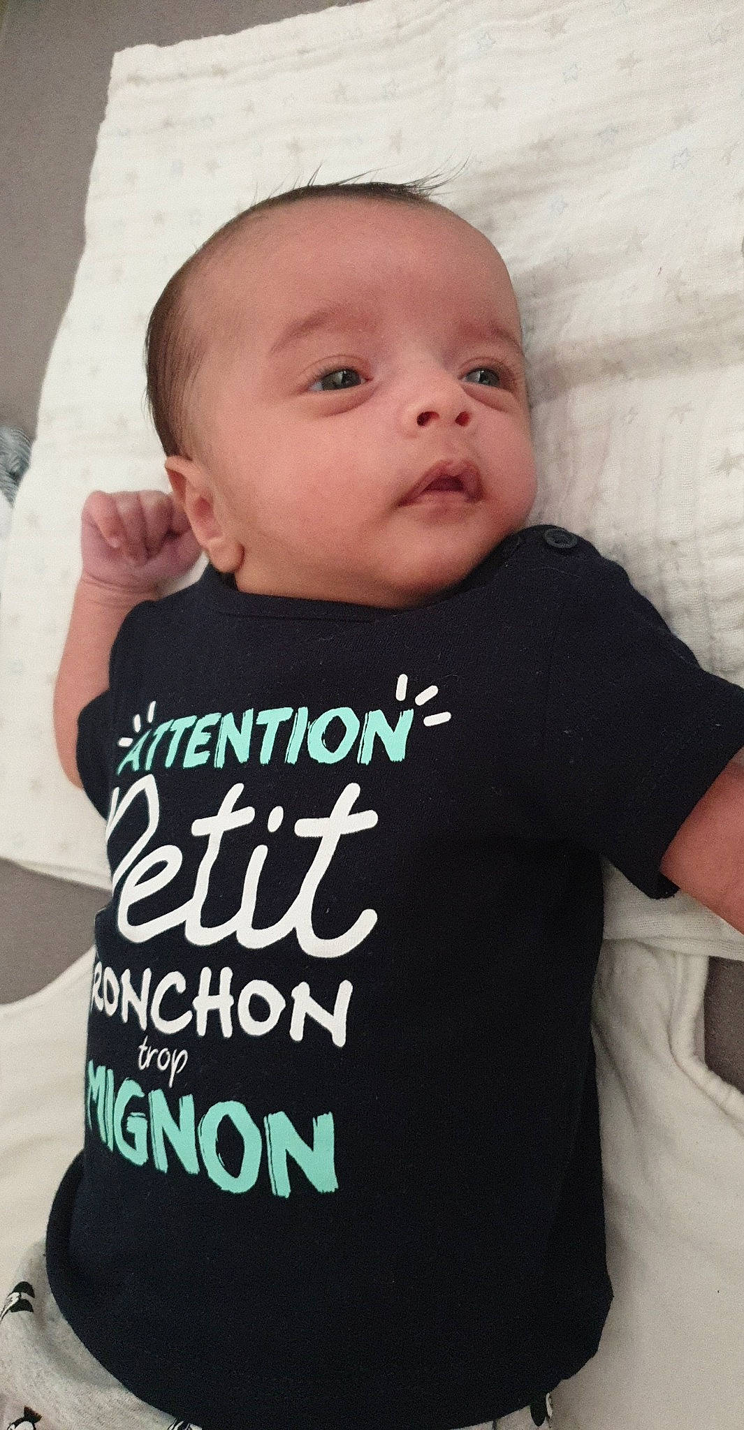 Naïl participe au concours pour gagner de l'argent avec cette photo : baby, baby_products, baby_toddler_clothing, cheek, child, clothing, cool, font, head, neck, outerwear, person, photo_caption, product, sleeve, t_shirt, toddler, top