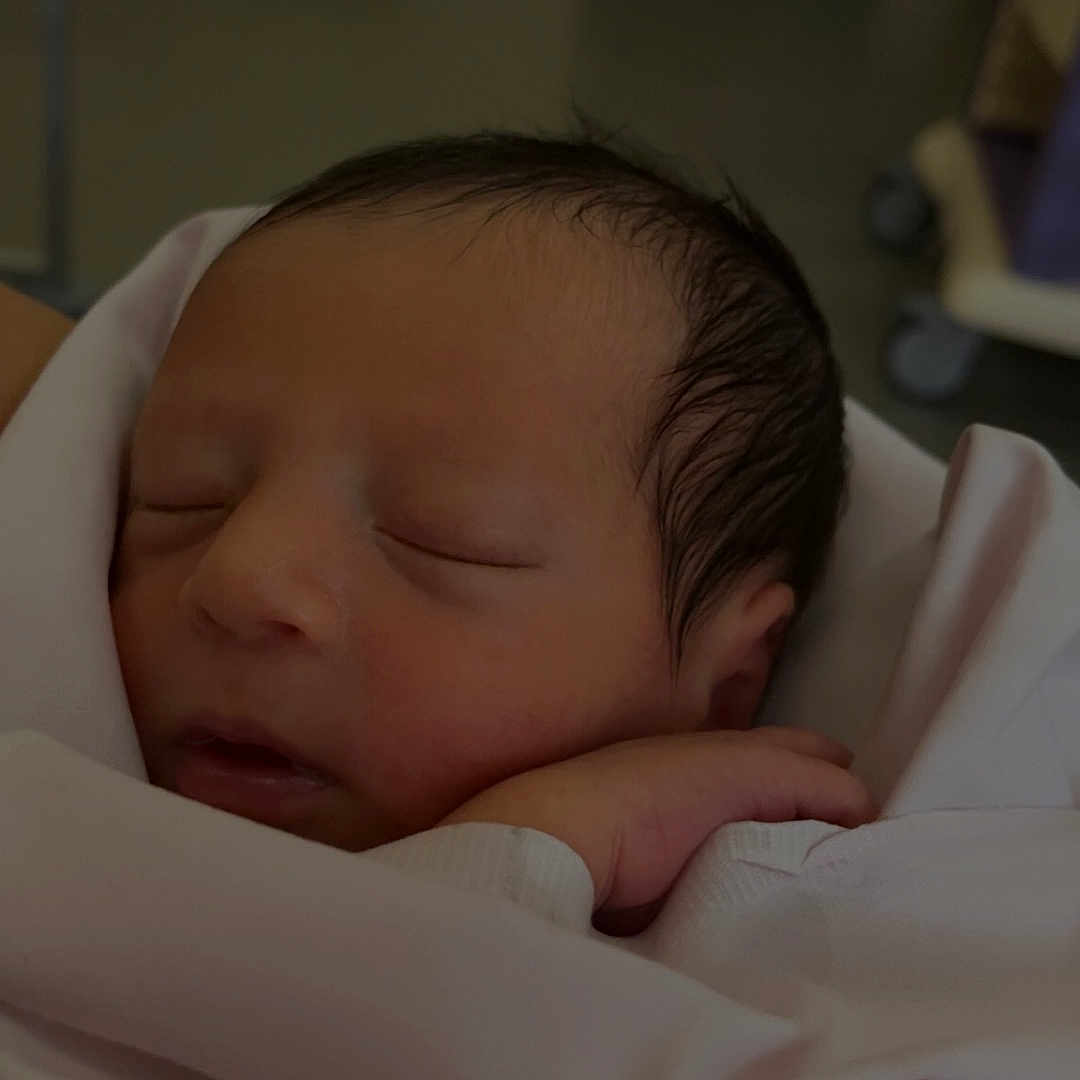 Ayden participe au concours pour gagner de l'argent avec cette photo : architecture, baby, bed, blanket, bodypart, building, cradle, face, finger, furniture, hand, head, hospital, newborn, person, photography, portrait, sleeping, towel