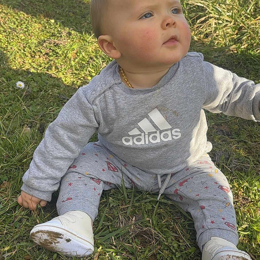 Lorenzo a rejoint le concours — aidez-le/la à gagner de superbes lots ! baby, clothing, crawling, face, footwear, grass, head, lawn, nature, outdoors, pants, park, person, photography, plant, portrait, shoe, sitting, t_shirt, walking