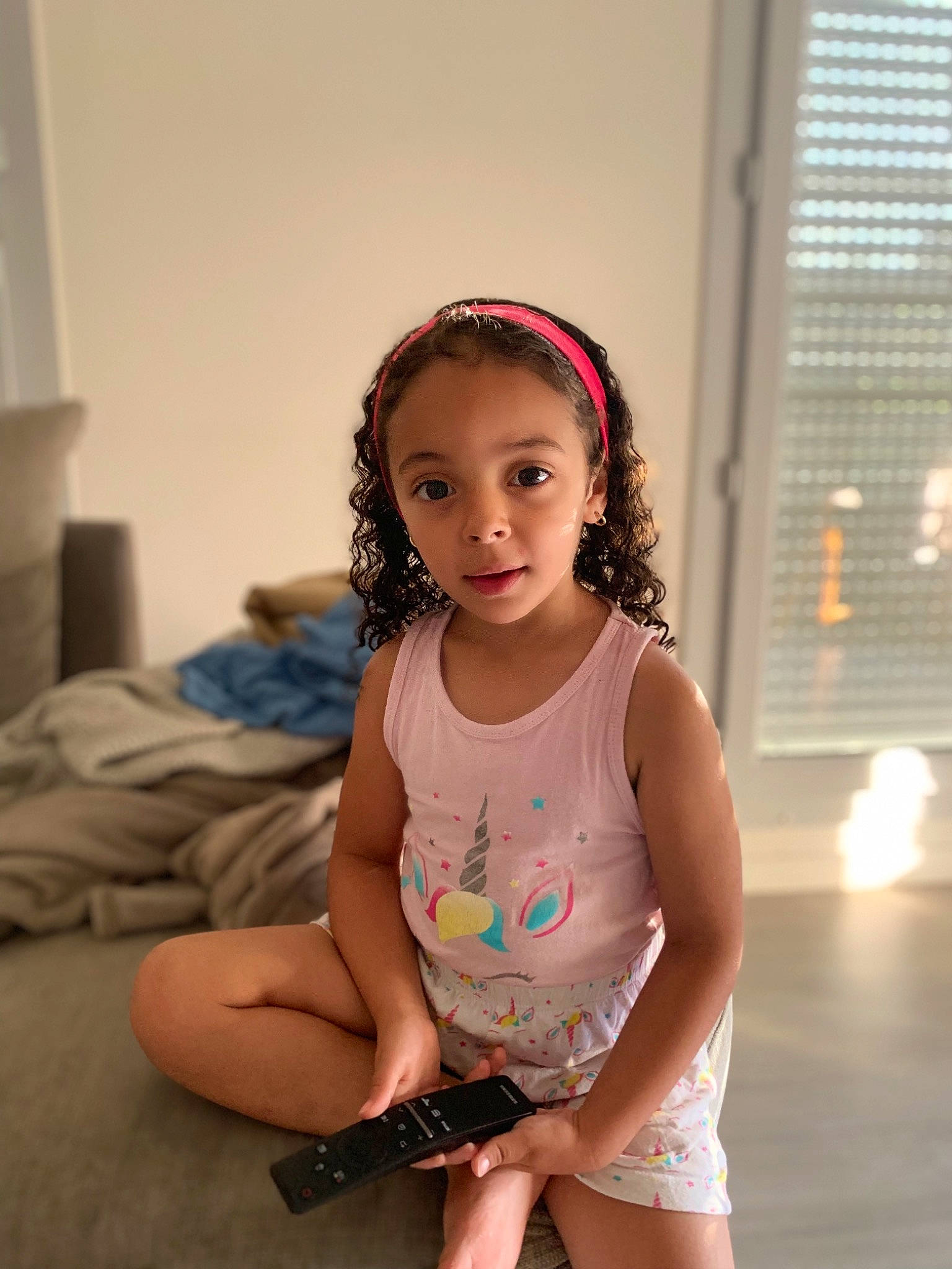 Zaynab participe au concours pour gagner de l'argent avec cette photo : abdomen, arm, baby_toddler_clothing, eye, face, floor, fun, happy, head, human_leg, iris, knee, neck, person, shoulder, skin, sleeve, t_shirt, thigh, toddler