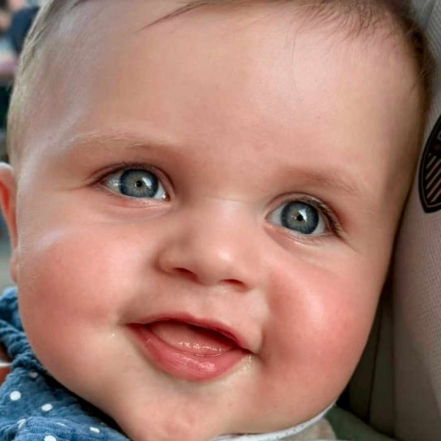 Liyano participe au concours pour gagner de l'argent avec cette photo : baby, blue_eyes, cheeks, child, close_up, clothing, cute, expression, face, happy, head, infant, innocence, person, polka_dot, portrait, skin, smile, soft_texture, young