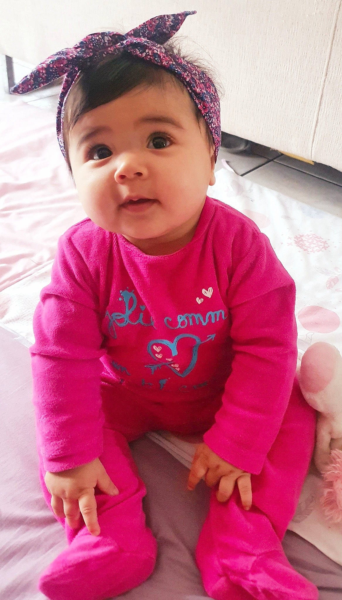 Lana a rejoint le concours — aidez-le/la à gagner de superbes lots ! baby, baby_toddler_clothing, cheek, chin, dress, eyelash, face, facial_expression, finger, hairstyle, happy, lip, magenta, neck, person, pink, skin, sleeve, smile, textile