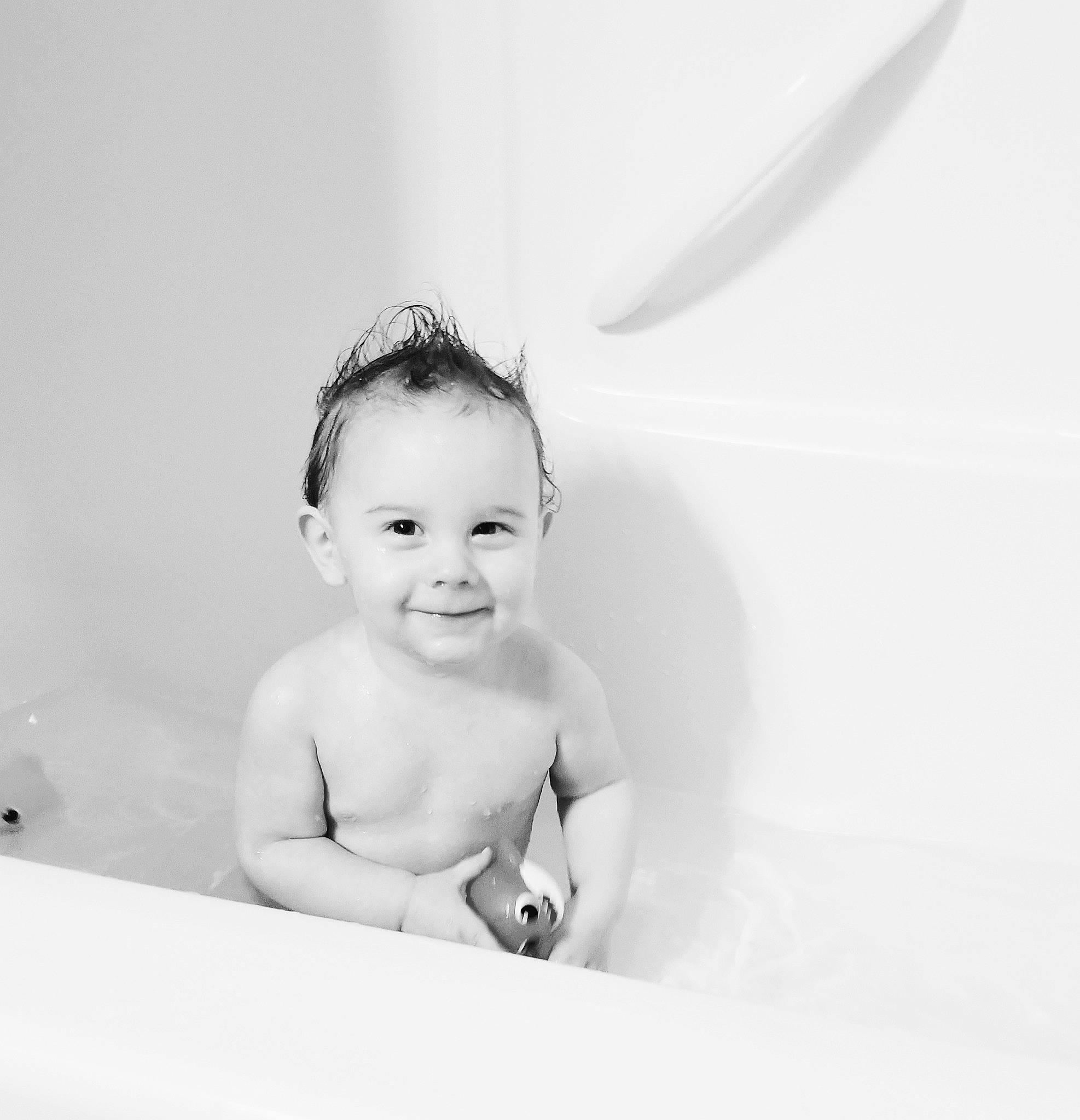 Knox is registered to the contest to win money with this photo: baby, bathing, bathtub, black, black_and_white, child, eye, face, facial_expression, head, joy, monochrome, monochrome_photography, person, photograph, photography, room, skin, smile, snapshot