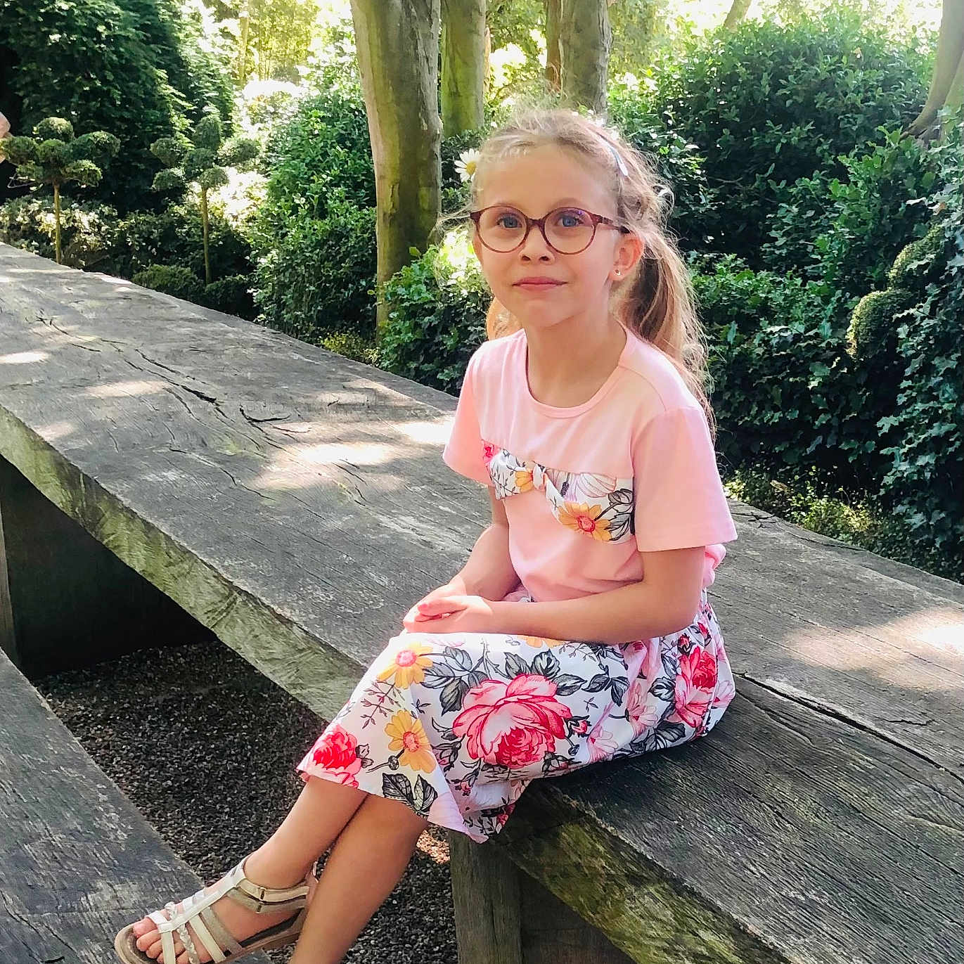 Rose a rejoint le concours — aidez-le/la à gagner de superbes lots ! accessories, blonde, child, clothing, face, female, footwear, girl, glasses, hair, head, lady, person, racket, sandal, sitting, sleeve, sport, tennis, tennisracket