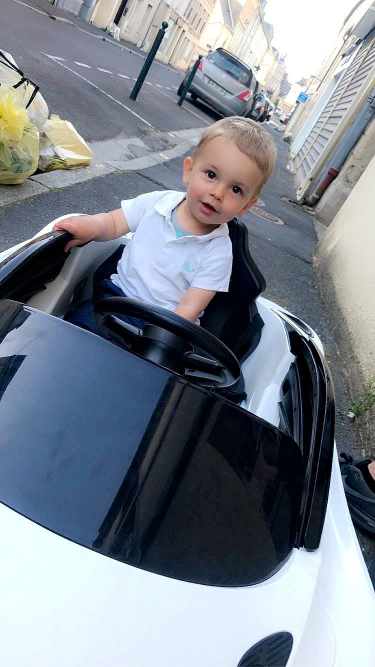 Sohén participe au concours pour gagner de l'argent avec cette photo : auto_part, automotive_design, automotive_exterior, automotive_window_part, car, child, glass, hood, person, vehicle, windshield