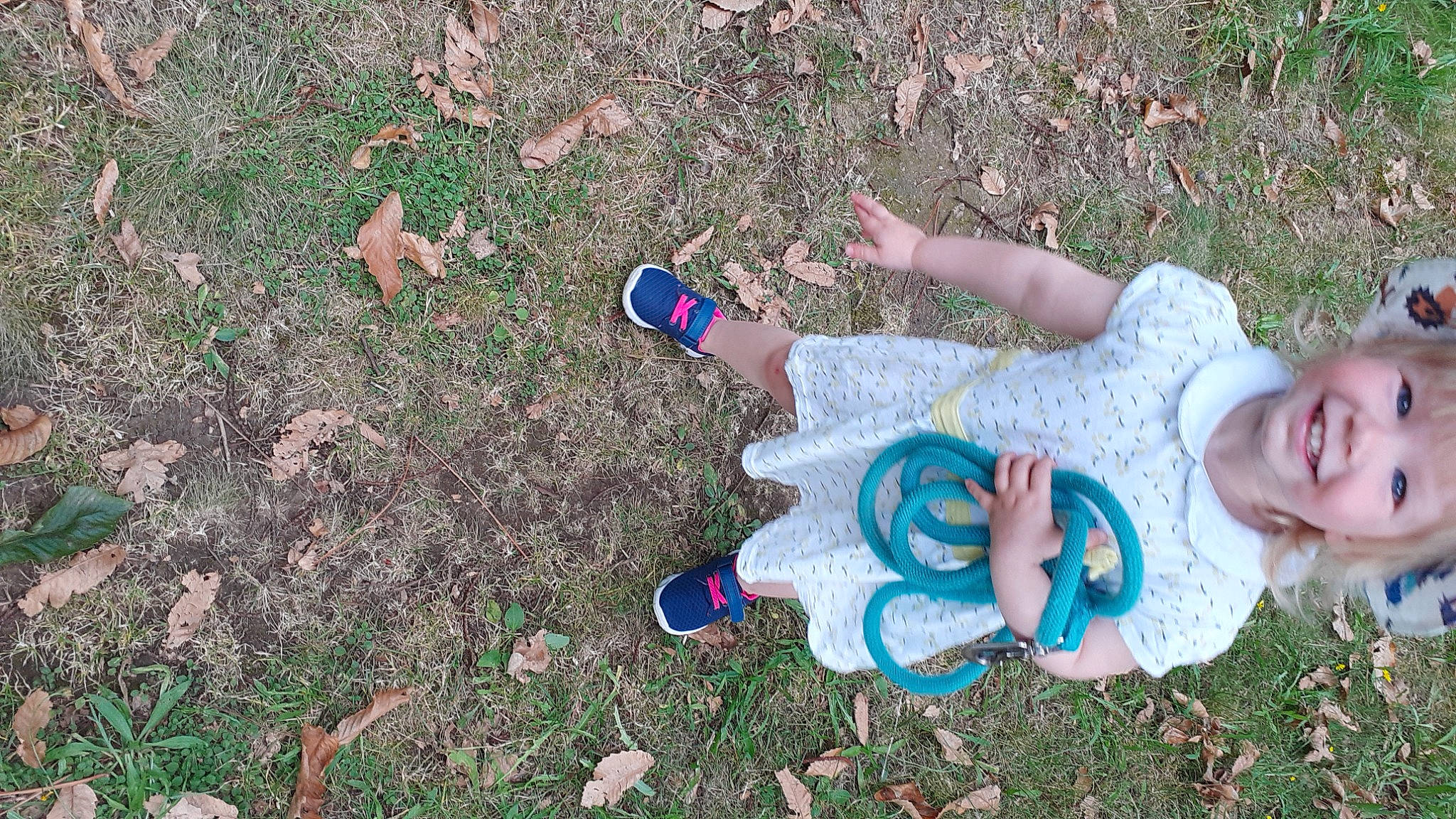 Kiéra participe au concours pour gagner de l'argent avec cette photo : baby_toddler_clothing, finger, foot, fun, grass, grass_family, grassland, human_body, human_leg, joy, lawn, leaf, leg, leisure, natural_environment, nature, people_in_nature, person, recreation, sneakers