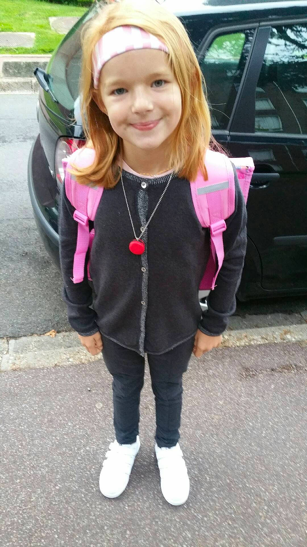 Lola participe au concours pour gagner de l'argent avec cette photo : bangs, blond, child_model, clothing, fashion, fashion_accessory, footwear, headgear, jacket, jeans, joy, leggings, long_hair, outerwear, person, pink, shoe, snapshot, street_fashion, style