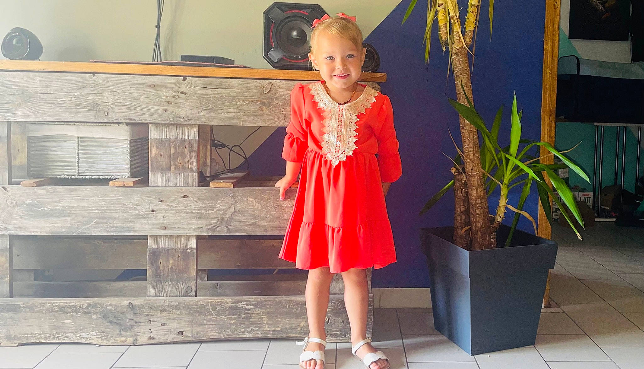 Amalyah participe au concours pour gagner de l'argent avec cette photo : cocktail_dress, day_dress, electric_blue, event, fashion_design, flowerpot, formal_wear, human_leg, joint, joy, knee, magenta, one_piece_garment, pattern, peach, person, plant, room, sleeve, smile