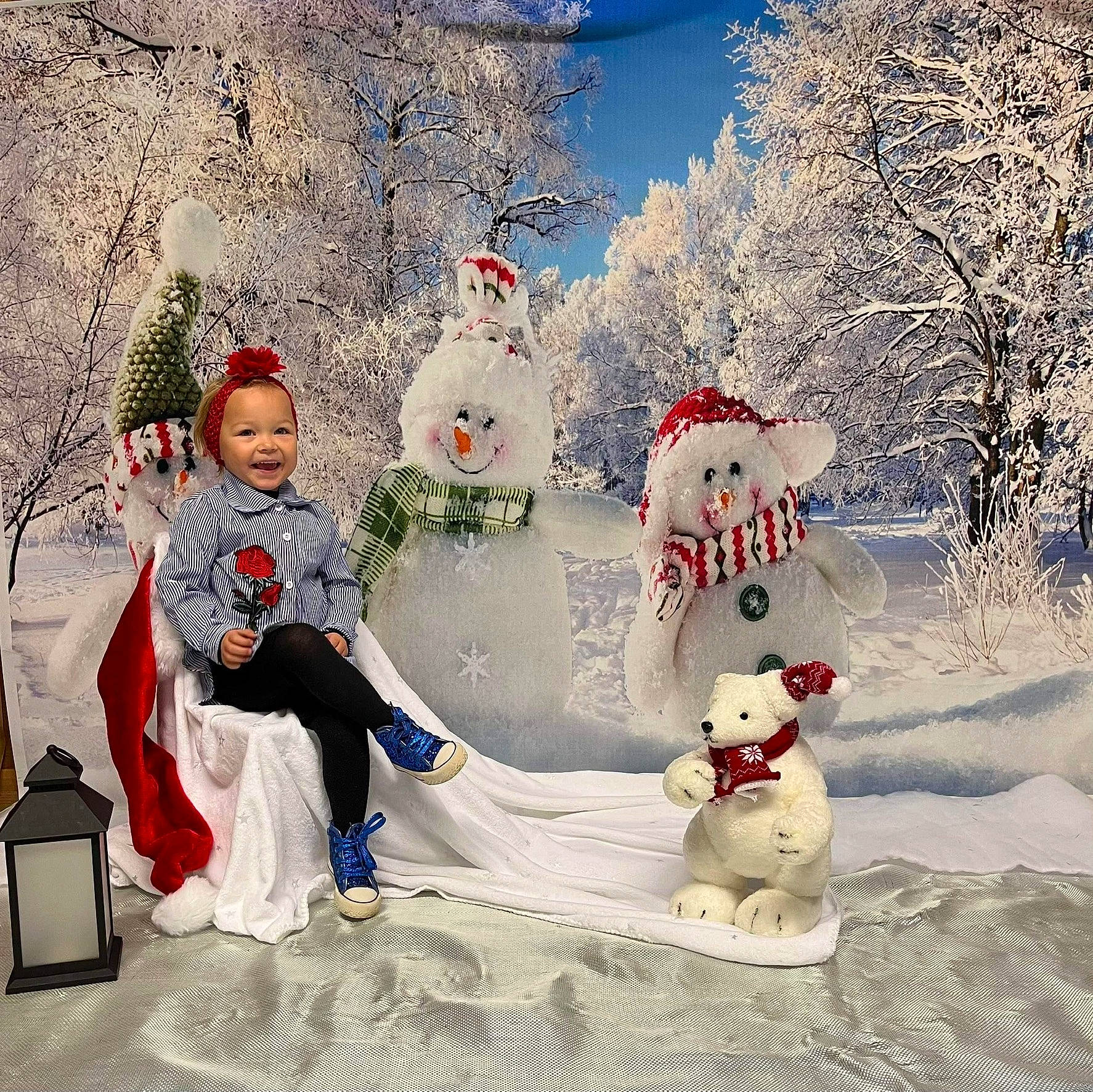 Amalyah participe au concours pour gagner de l'argent avec cette photo : carmine, christmas, christmas_eve, event, fictional_character, freezing, frost, fun, happy, hat, headwear, holiday, joy, luggage_and_bags, mammal, people_in_nature, person, sky, snow, snowman