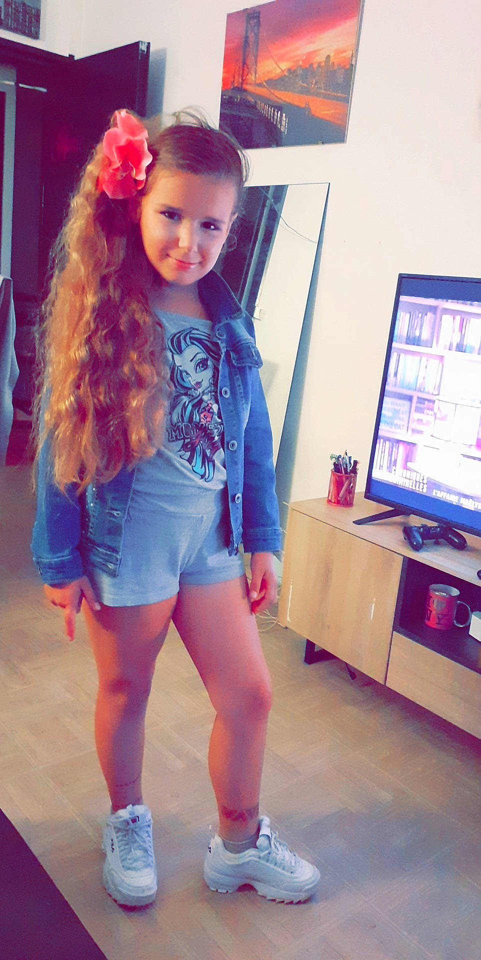 Leina participe au concours pour gagner de l'argent avec cette photo : black_hair, computer_monitor, cool, electric_blue, fashion_design, hairstyle, joy, knee, long_hair, magenta, person, pink, shorts, skin, sneakers, standing, street_fashion, television_set, thigh, trunk