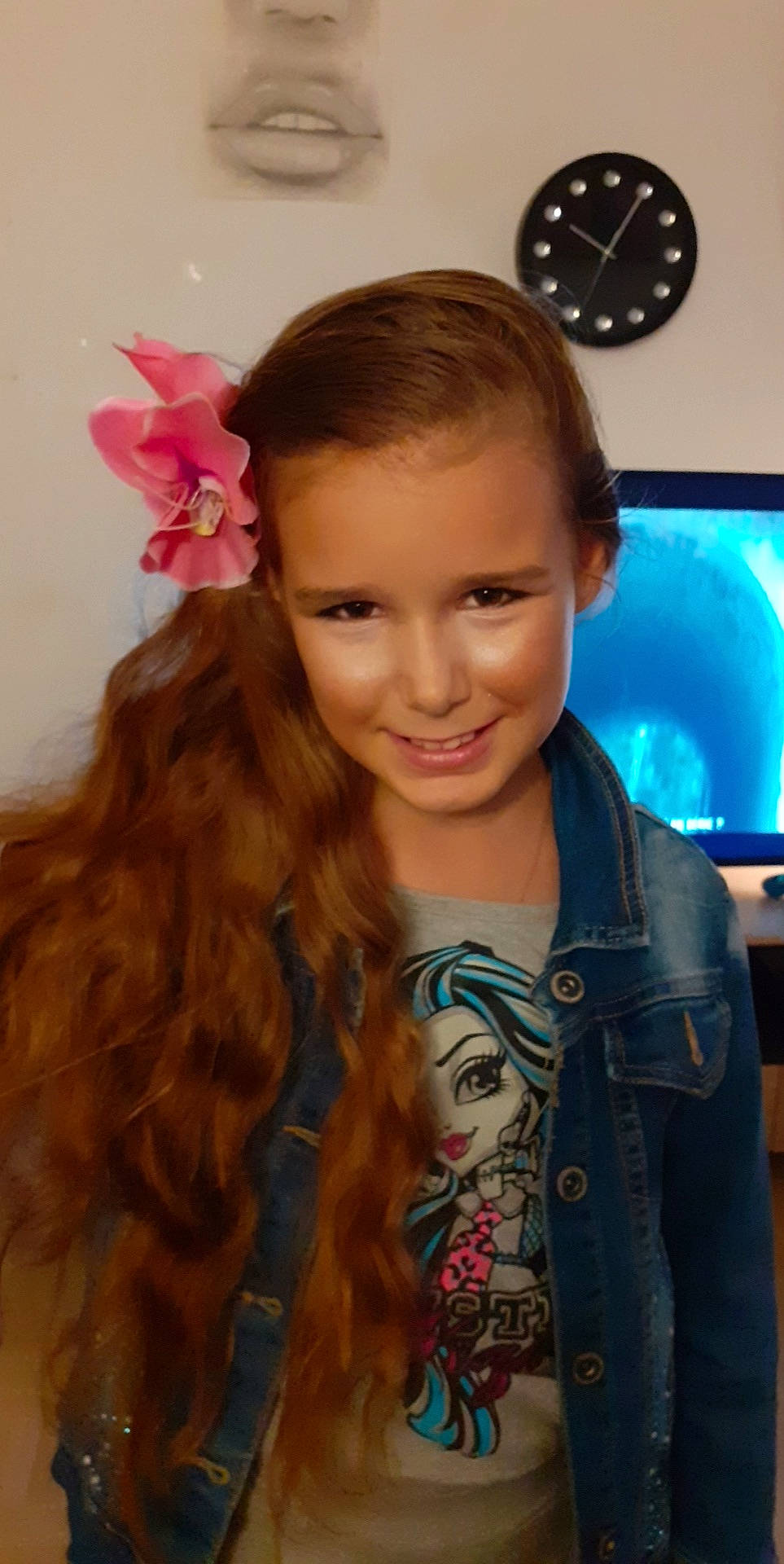 Leina participe au concours pour gagner de l'argent avec cette photo : brown_hair, child, clock, electric_blue, event, eyebrow, eyelash, fashion_accessory, flower, fun, happy, headband, headpiece, jewellery, joy, lip, long_hair, person, petal, skin