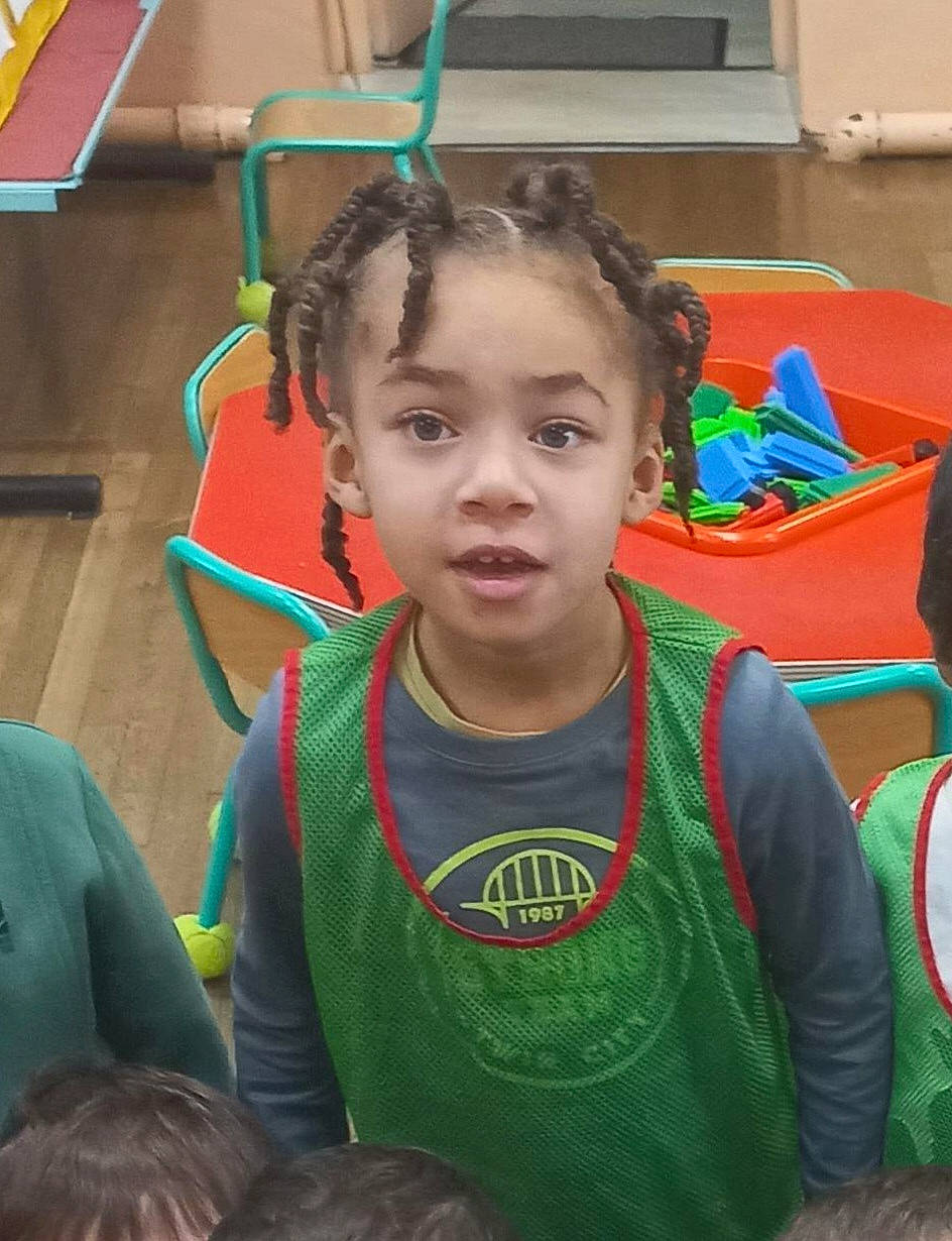 Kylian a rejoint le concours — aidez-le/la à gagner de superbes lots ! adaptation, audio_equipment, chair, child, community, desk, event, facial_expression, fun, gadget, grass, hairstyle, hearing, human, leisure, person, play, recreation, social_group, t_shirt