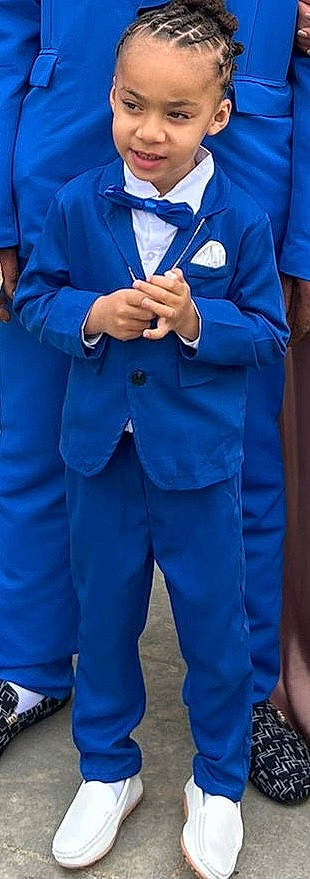 Kylian a rejoint le concours — aidez-le/la à gagner de superbes lots ! arm, blazer, blue, button, collar, denim, dress_shirt, electric_blue, formal_wear, gesture, hand, joy, magenta, outerwear, person, pocket, purple, sleeve, sportswear, suit
